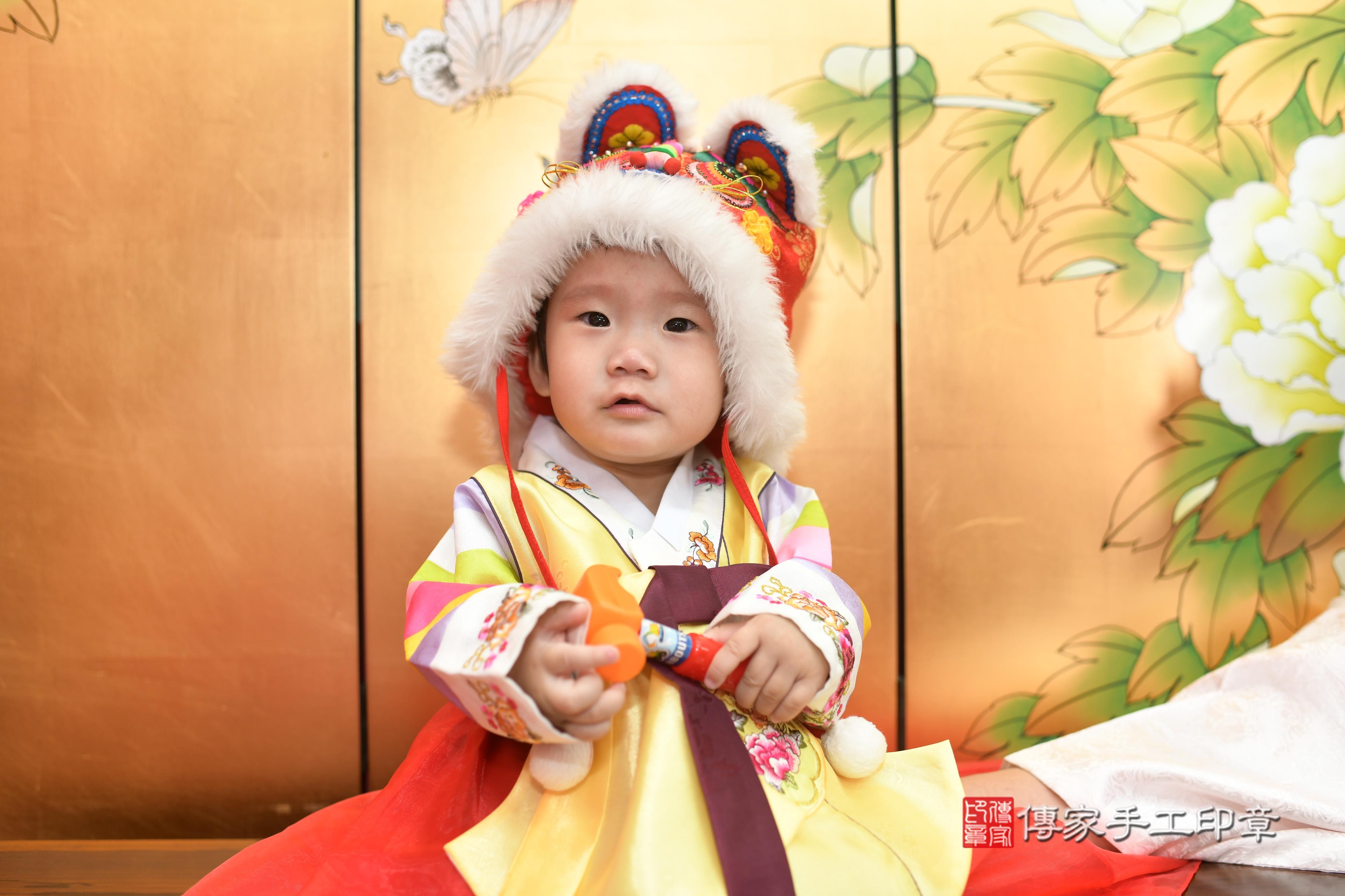 傳家手工印章高雄店、抓周、度脺、中國風會場、傳家嬰兒古禮、吉祥話、抓周道具物品24種、拍照。抓周證書。寶寶抓周、滿周歲、生日快樂、祝福 傳家手工印章高雄店、抓周、度脺、中國風會場、傳家嬰兒古禮、吉祥話、抓周道具物品24種、拍照。抓周證書。寶寶抓周、滿周歲、生日快樂、祝福