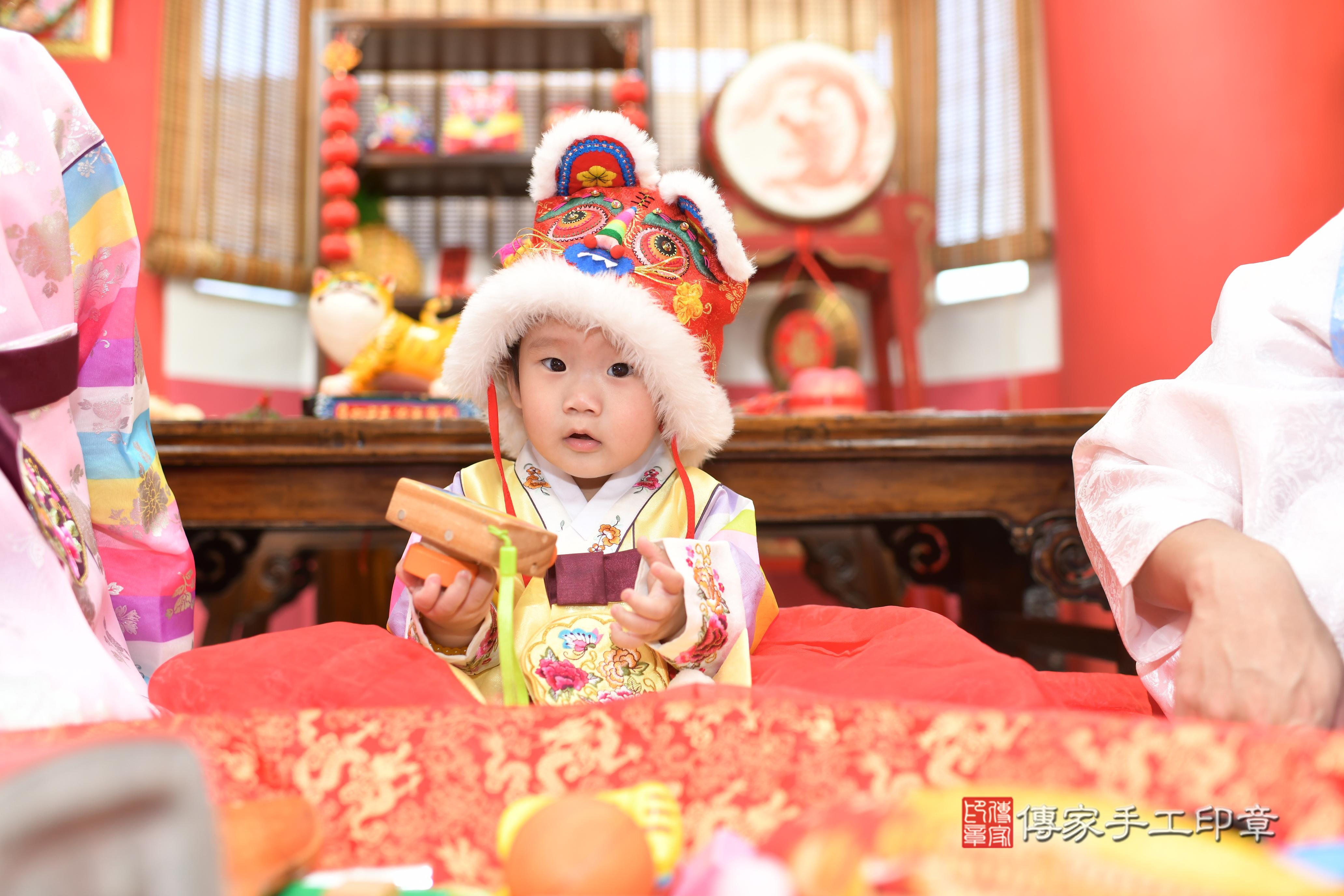 傳家手工印章高雄店、抓周、度脺、中國風會場、傳家嬰兒古禮、吉祥話、抓周道具物品24種、拍照。抓周證書。寶寶抓周、滿周歲、生日快樂、祝福 傳家手工印章高雄店、抓周、度脺、中國風會場、傳家嬰兒古禮、吉祥話、抓周道具物品24種、拍照。抓周證書。寶寶抓周、滿周歲、生日快樂、祝福