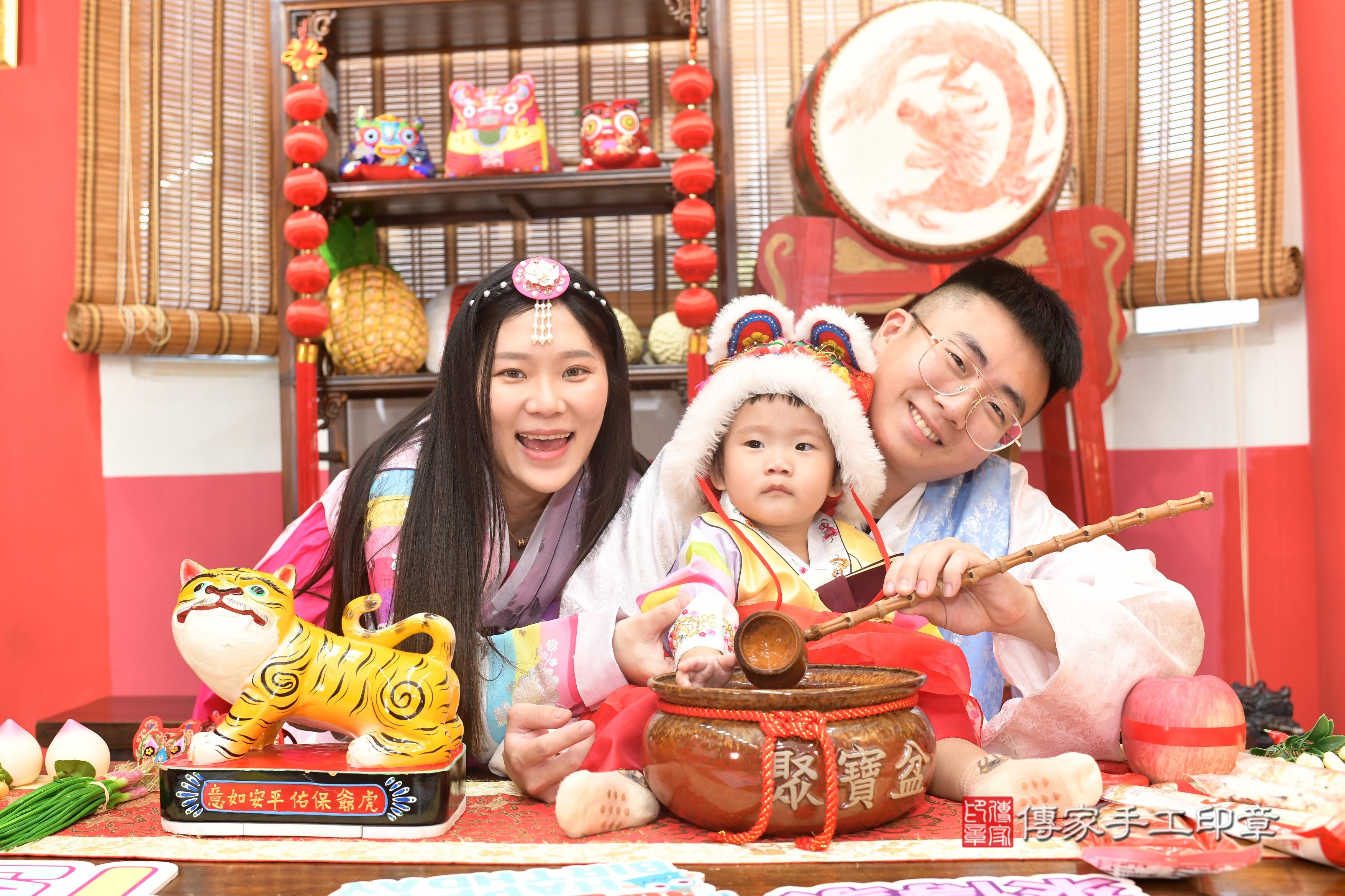 傳家手工印章高雄店、抓周、度脺、中國風會場、傳家嬰兒古禮、吉祥話、抓周道具物品24種、拍照。抓周證書。寶寶抓周、滿周歲、生日快樂、祝福 傳家手工印章高雄店、抓周、度脺、中國風會場、傳家嬰兒古禮、吉祥話、抓周道具物品24種、拍照。抓周證書。寶寶抓周、滿周歲、生日快樂、祝福