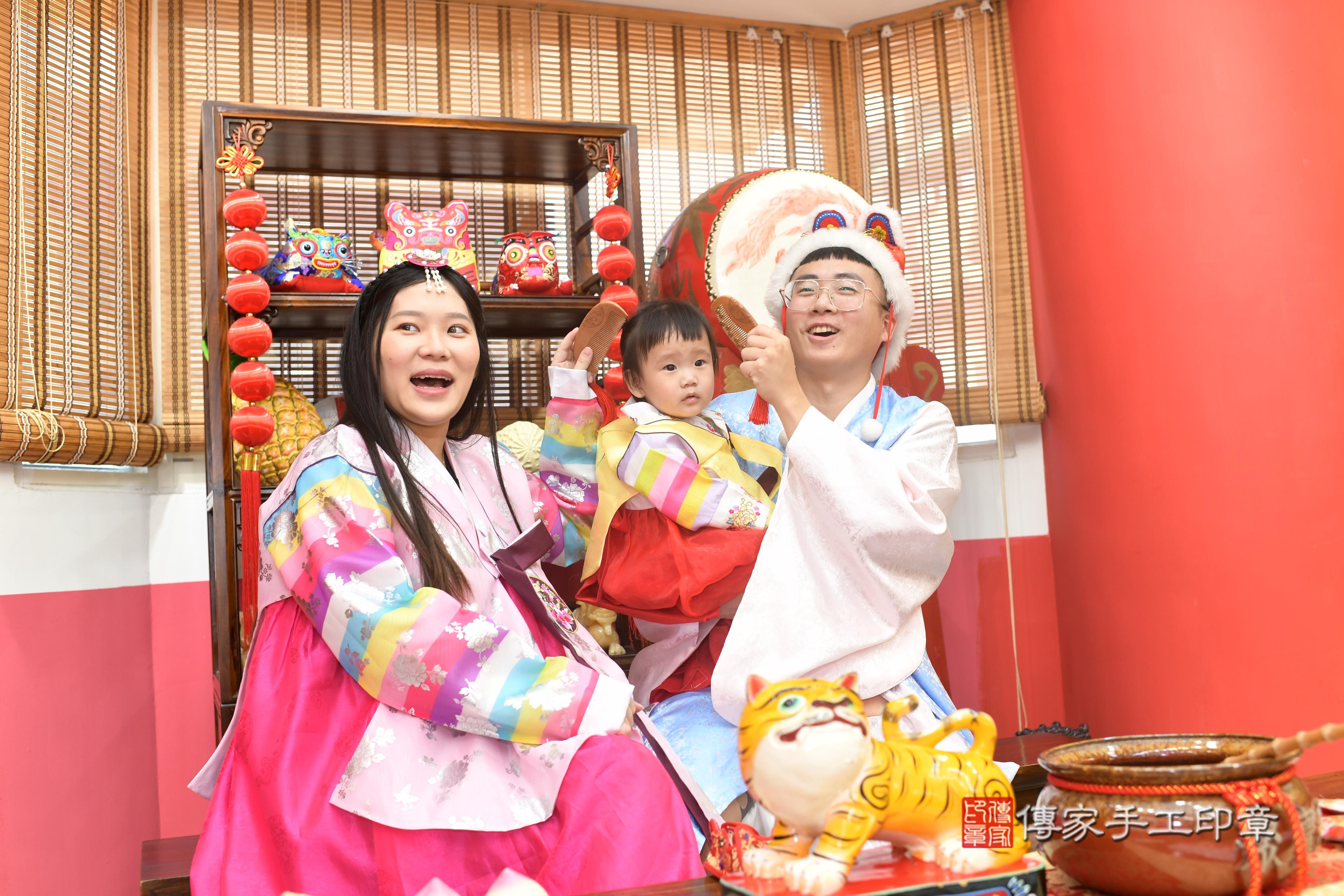 傳家手工印章高雄店、抓周、度脺、中國風會場、傳家嬰兒古禮、吉祥話、抓周道具物品24種、拍照。抓周證書。寶寶抓周、滿周歲、生日快樂、祝福