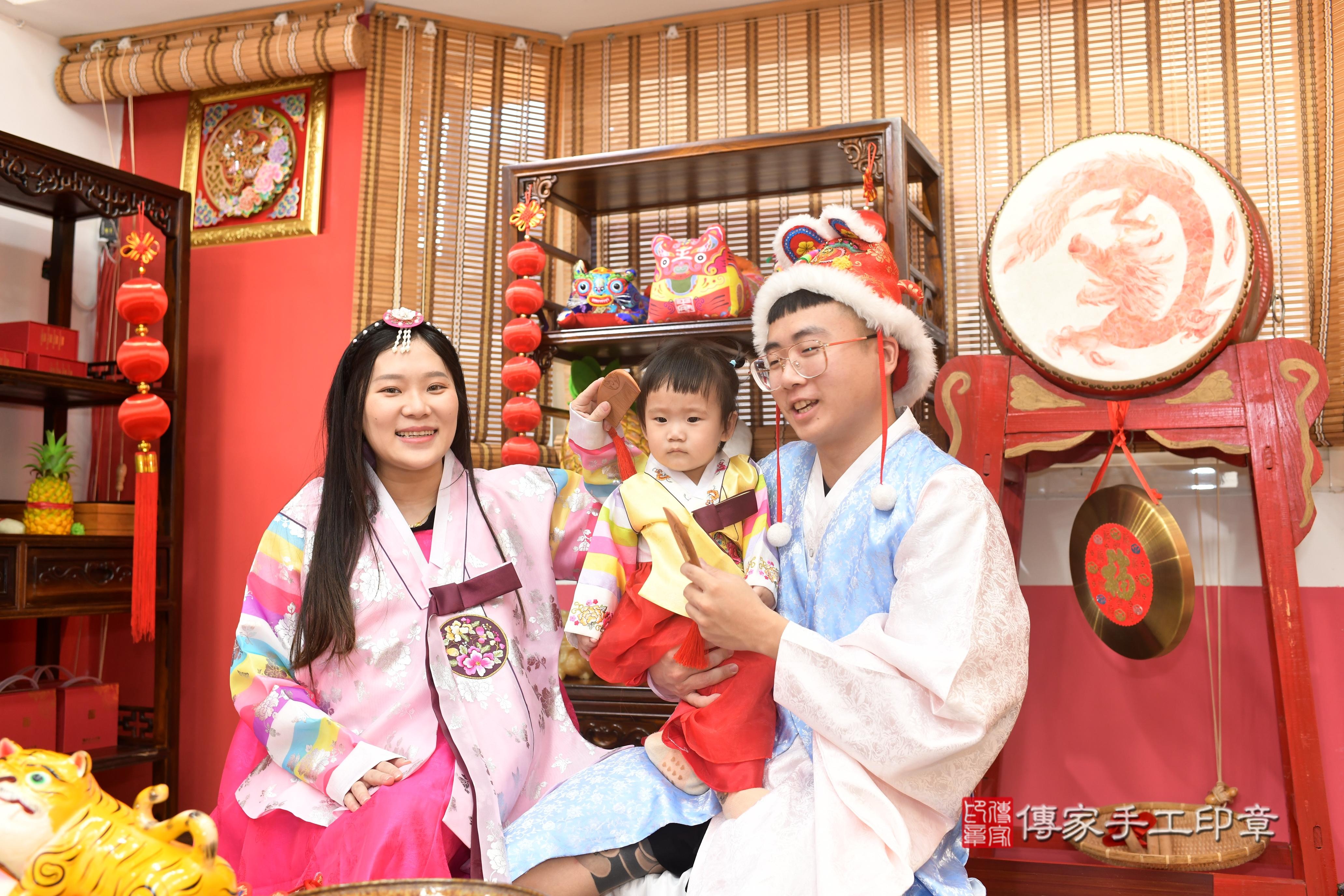 傳家手工印章高雄店、抓周、度脺、中國風會場、傳家嬰兒古禮、吉祥話、抓周道具物品24種、拍照。抓周證書。寶寶抓周、滿周歲、生日快樂、祝福 傳家手工印章高雄店、抓周、度脺、中國風會場、傳家嬰兒古禮、吉祥話、抓周道具物品24種、拍照。抓周證書。寶寶抓周、滿周歲、生日快樂、祝福