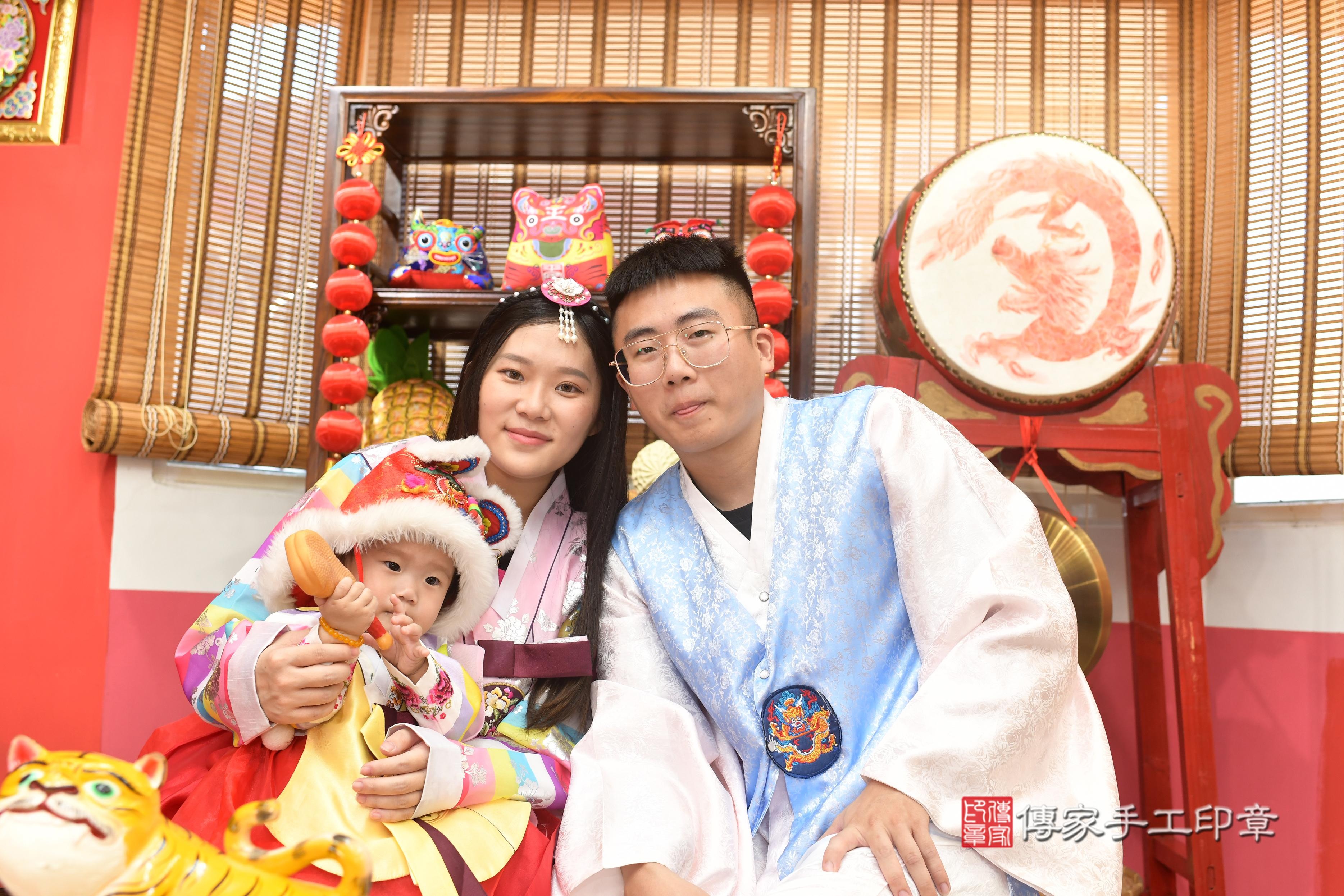 傳家手工印章高雄店、抓周、度脺、中國風會場、傳家嬰兒古禮、吉祥話、抓周道具物品24種、拍照。抓周證書。寶寶抓周、滿周歲、生日快樂、祝福 傳家手工印章高雄店、抓周、度脺、中國風會場、傳家嬰兒古禮、吉祥話、抓周道具物品24種、拍照。抓周證書。寶寶抓周、滿周歲、生日快樂、祝福