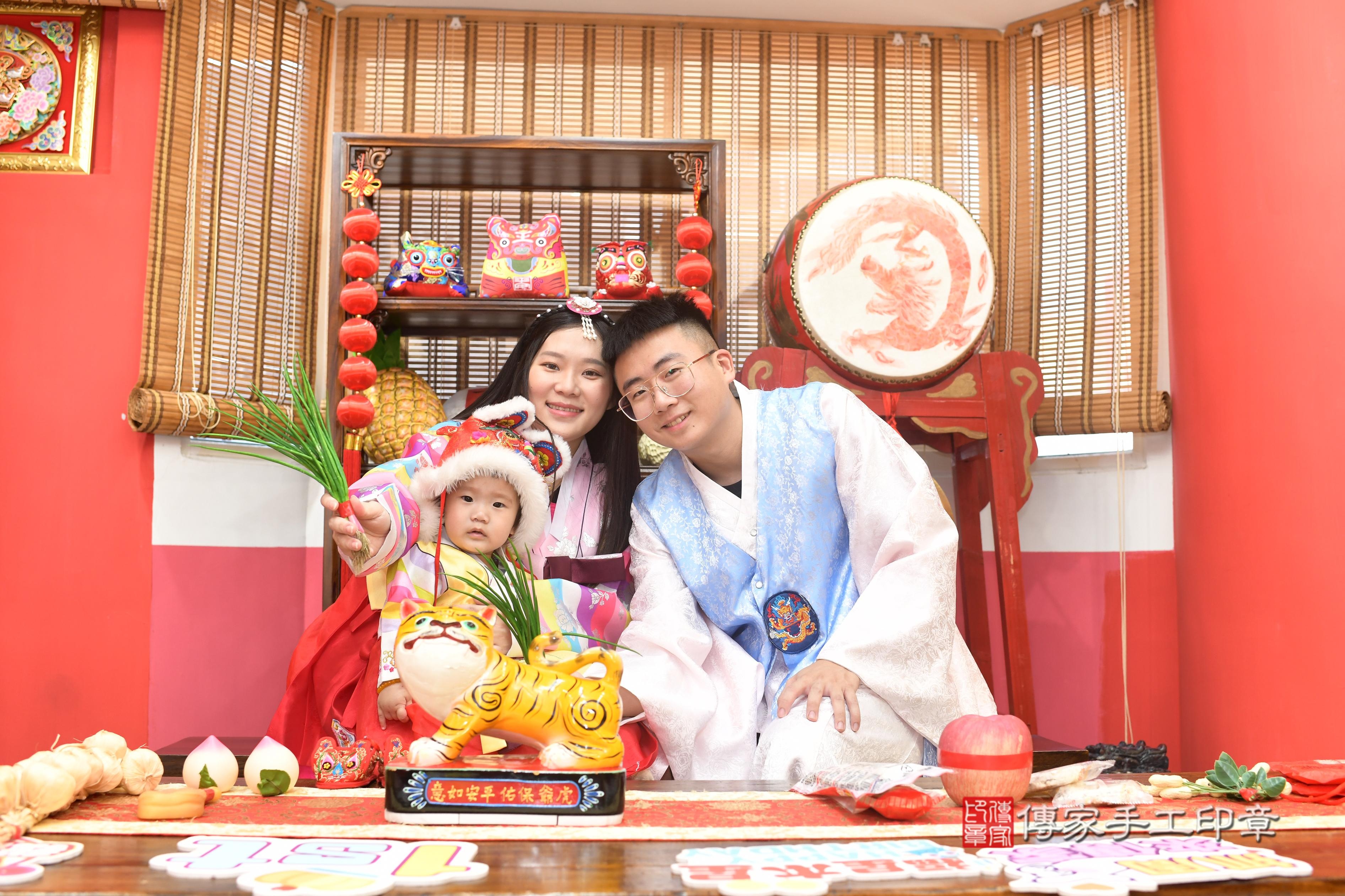 傳家手工印章高雄店、抓周、度脺、中國風會場、傳家嬰兒古禮、吉祥話、抓周道具物品24種、拍照。抓周證書。寶寶抓周、滿周歲、生日快樂、祝福 傳家手工印章高雄店、抓周、度脺、中國風會場、傳家嬰兒古禮、吉祥話、抓周道具物品24種、拍照。抓周證書。寶寶抓周、滿周歲、生日快樂、祝福