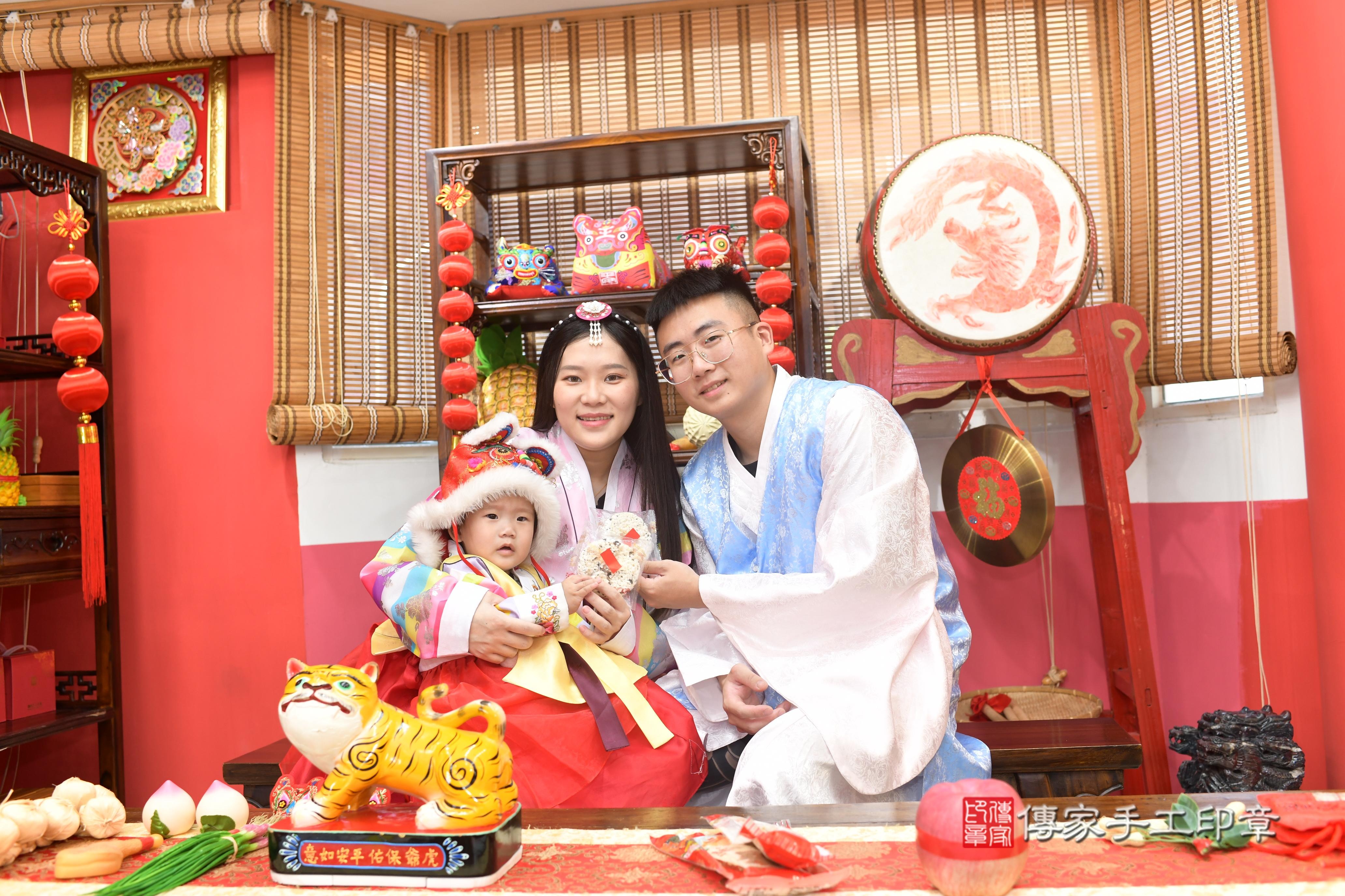 傳家手工印章高雄店、抓周、度脺、中國風會場、傳家嬰兒古禮、吉祥話、抓周道具物品24種、拍照。抓周證書。寶寶抓周、滿周歲、生日快樂、祝福 傳家手工印章高雄店、抓周、度脺、中國風會場、傳家嬰兒古禮、吉祥話、抓周道具物品24種、拍照。抓周證書。寶寶抓周、滿周歲、生日快樂、祝福