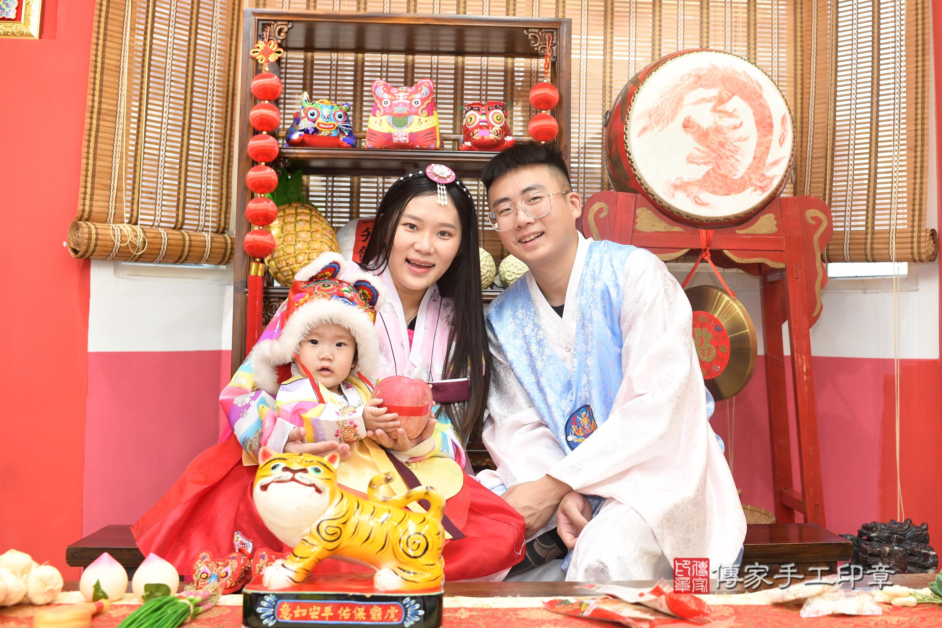 傳家手工印章高雄店、抓周、度脺、中國風會場、傳家嬰兒古禮、吉祥話、抓周道具物品24種、拍照。抓周證書。寶寶抓周、滿周歲、生日快樂、祝福 傳家手工印章高雄店、抓周、度脺、中國風會場、傳家嬰兒古禮、吉祥話、抓周道具物品24種、拍照。抓周證書。寶寶抓周、滿周歲、生日快樂、祝福