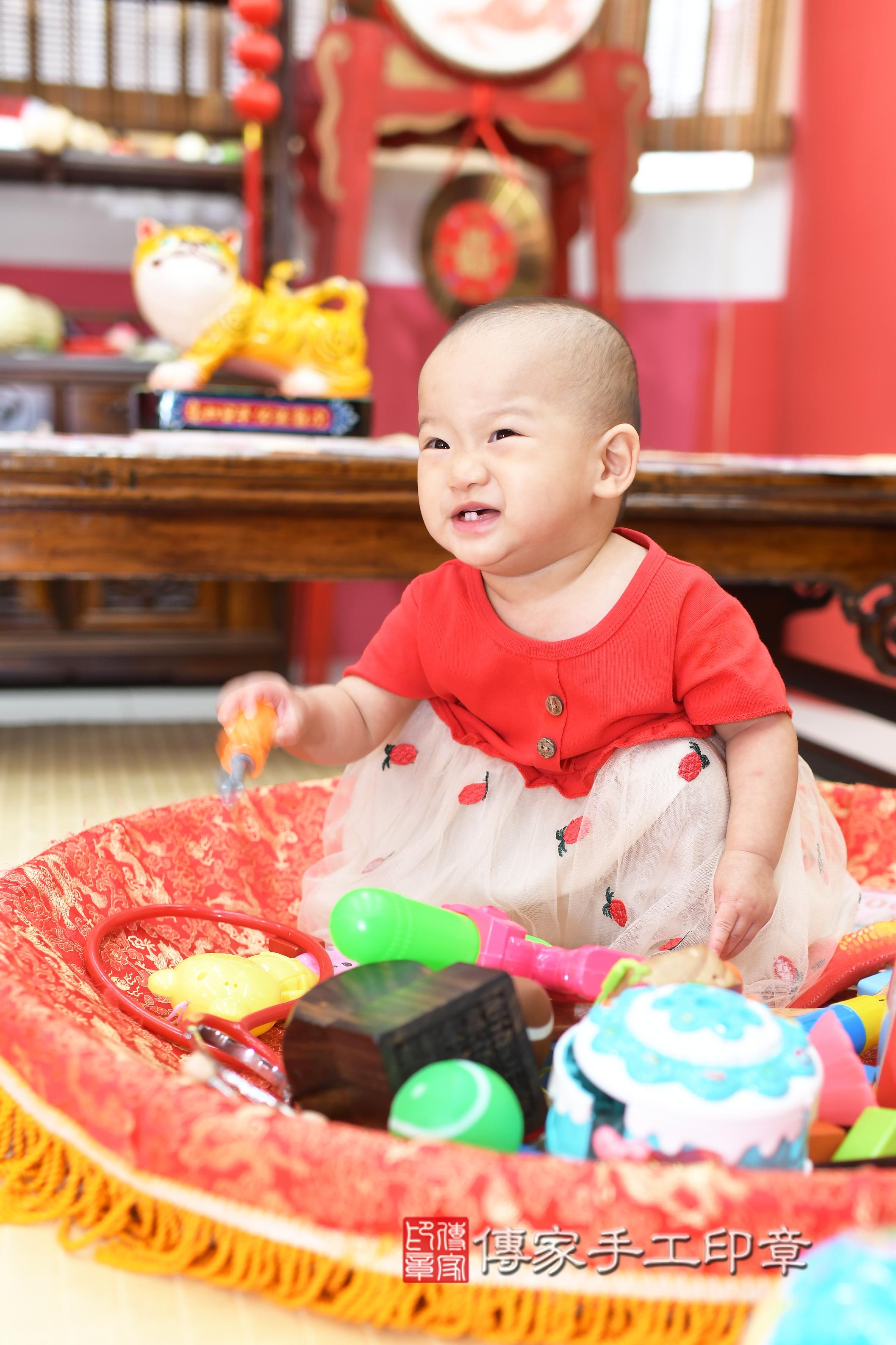 傳家手工印章高雄店、抓周、度脺、中國風會場、傳家嬰兒古禮、吉祥話、抓周道具物品24種、拍照。抓周證書。寶寶抓周、滿周歲、生日快樂、祝福 傳家手工印章高雄店、抓周、度脺、中國風會場、傳家嬰兒古禮、吉祥話、抓周道具物品24種、拍照。抓周證書。寶寶抓周、滿周歲、生日快樂、祝福