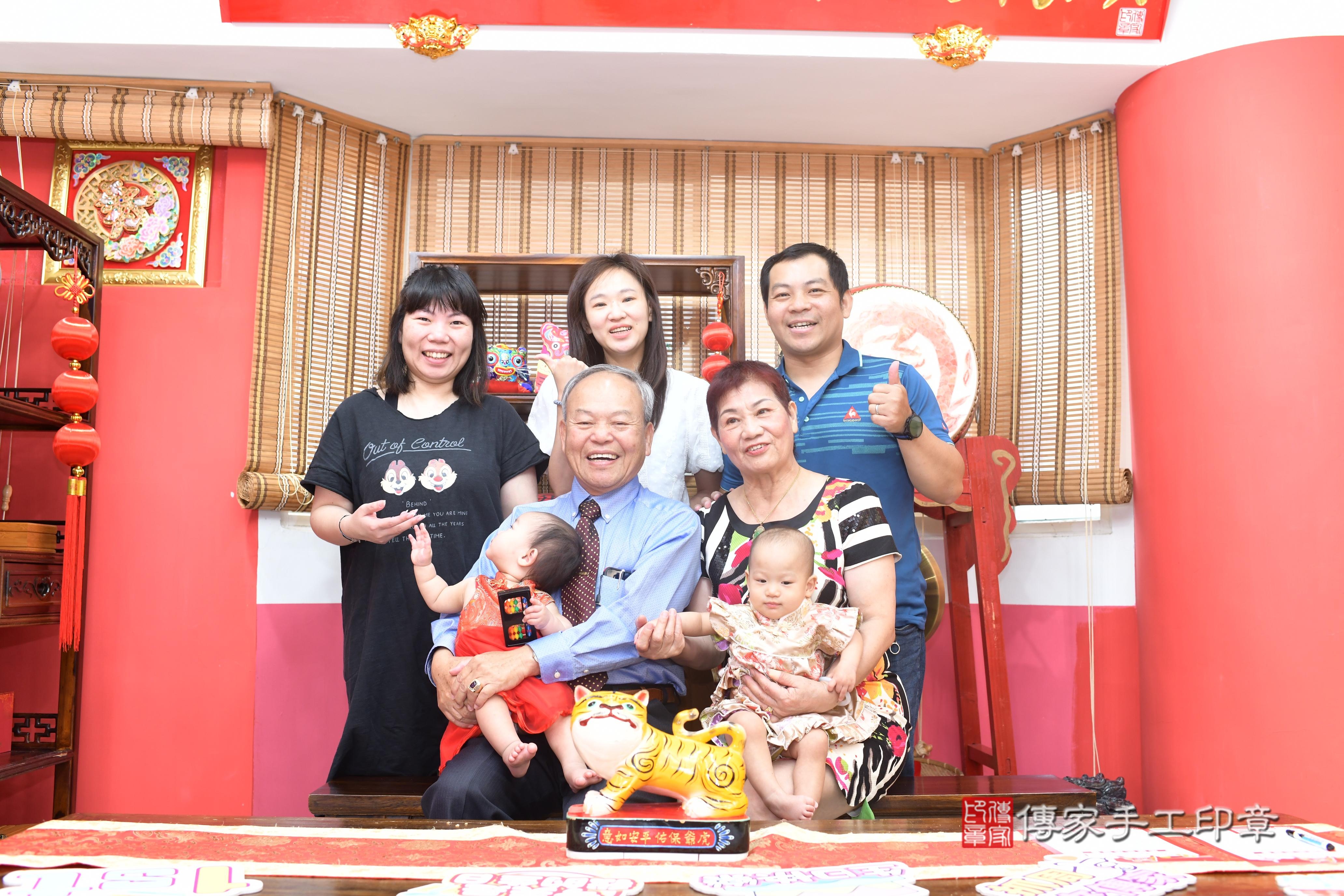 傳家手工印章高雄店、抓周、度脺、中國風會場、傳家嬰兒古禮、吉祥話、抓周道具物品24種、拍照。抓周證書。寶寶抓周、滿周歲、生日快樂、祝福 傳家手工印章高雄店、抓周、度脺、中國風會場、傳家嬰兒古禮、吉祥話、抓周道具物品24種、拍照。抓周證書。寶寶抓周、滿周歲、生日快樂、祝福