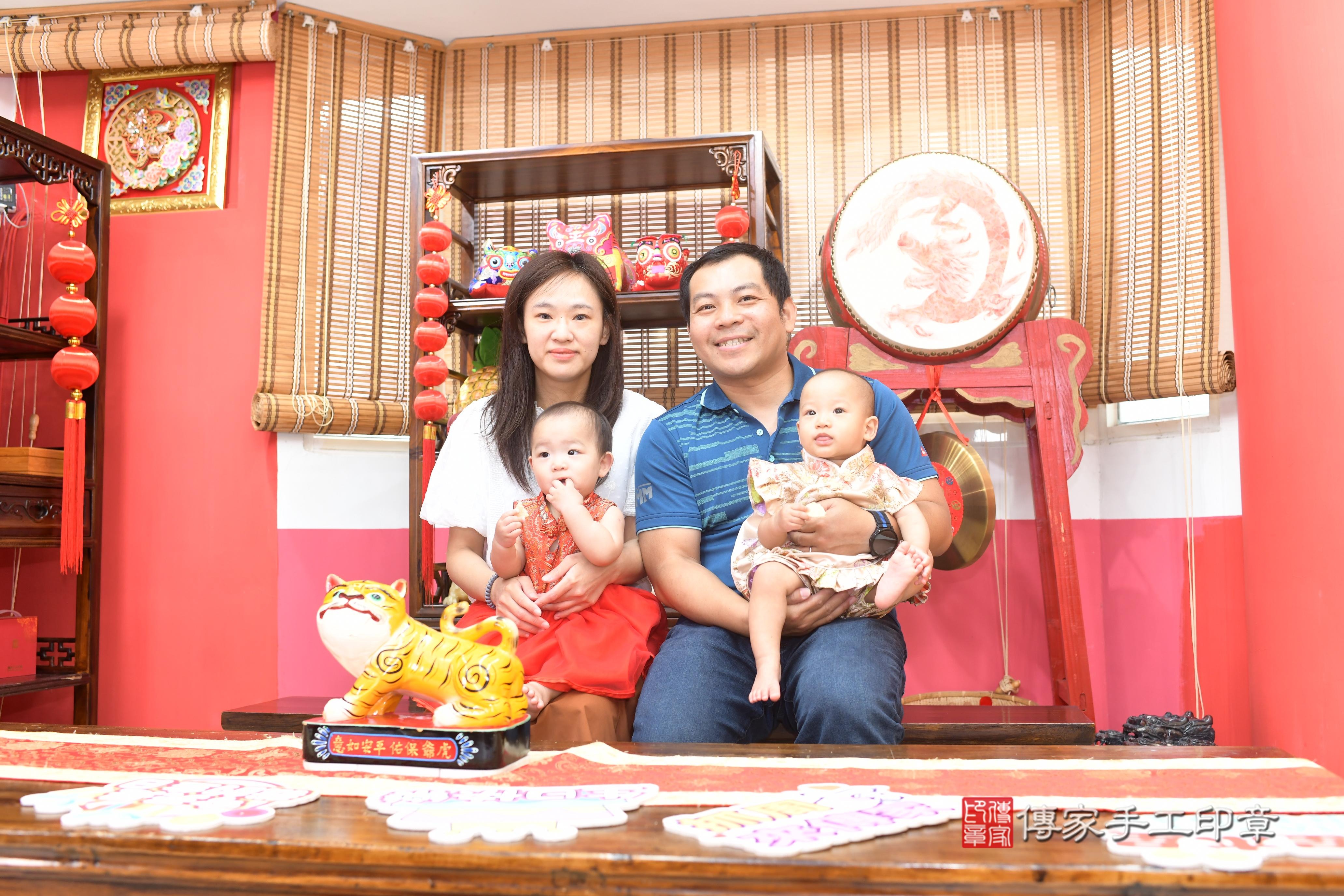 傳家手工印章高雄店、抓周、度脺、中國風會場、傳家嬰兒古禮、吉祥話、抓周道具物品24種、拍照。抓周證書。寶寶抓周、滿周歲、生日快樂、祝福 傳家手工印章高雄店、抓周、度脺、中國風會場、傳家嬰兒古禮、吉祥話、抓周道具物品24種、拍照。抓周證書。寶寶抓周、滿周歲、生日快樂、祝福