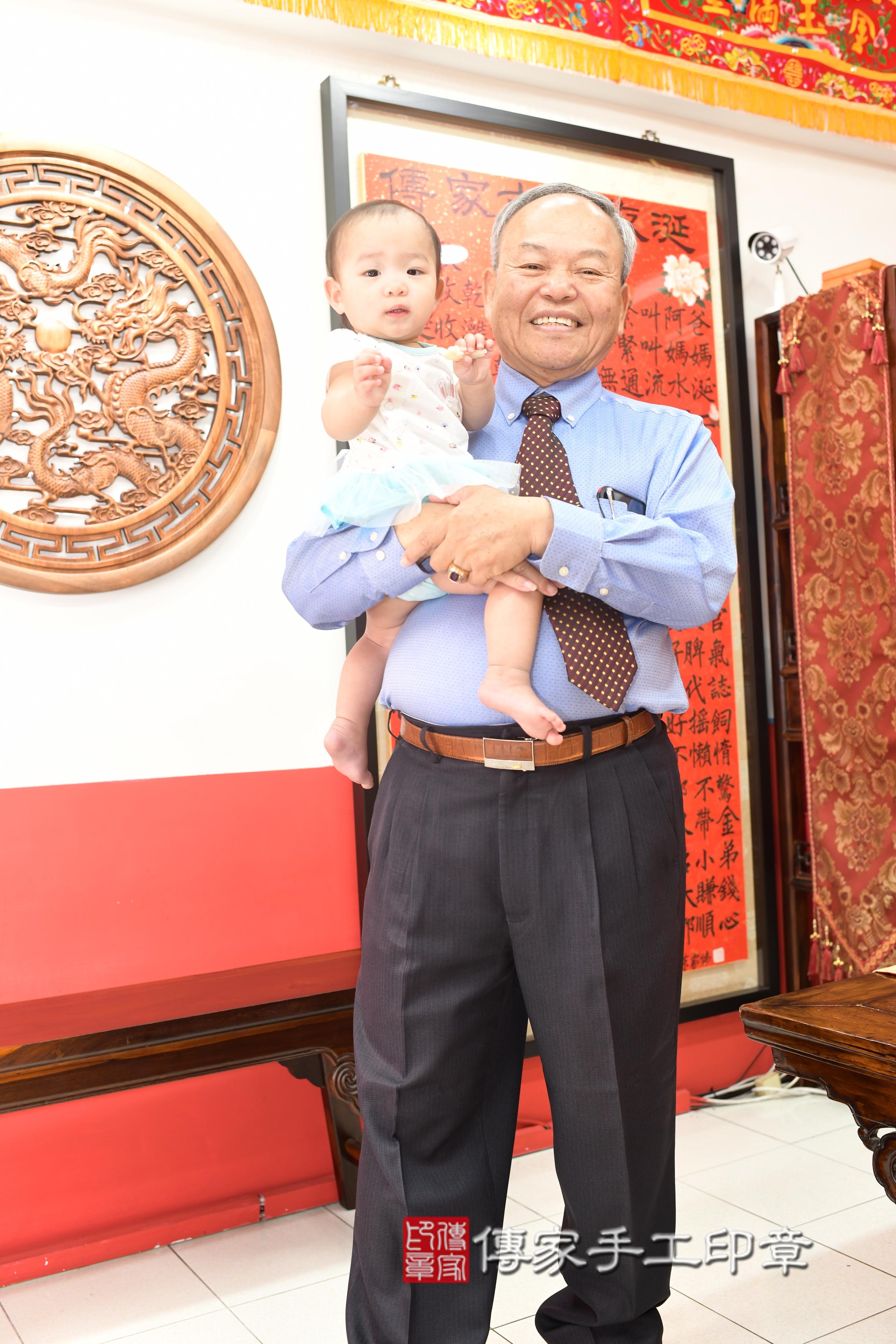 傳家手工印章高雄店、抓周、度脺、中國風會場、傳家嬰兒古禮、吉祥話、抓周道具物品24種、拍照。抓周證書。寶寶抓周、滿周歲、生日快樂、祝福 傳家手工印章高雄店、抓周、度脺、中國風會場、傳家嬰兒古禮、吉祥話、抓周道具物品24種、拍照。抓周證書。寶寶抓周、滿周歲、生日快樂、祝福