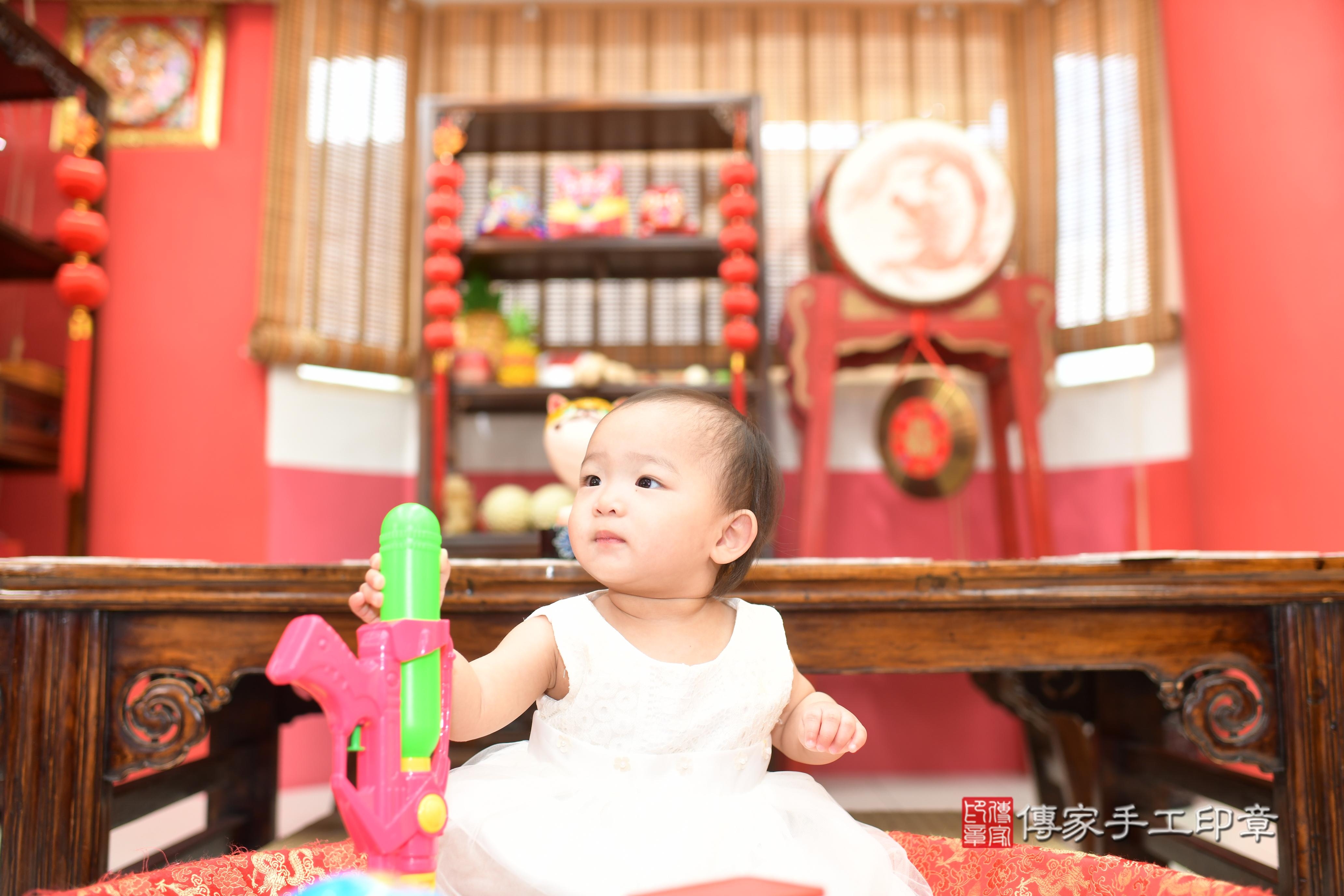 傳家手工印章高雄店、抓周、度脺、中國風會場、傳家嬰兒古禮、吉祥話、抓周道具物品24種、拍照。抓周證書。寶寶抓周、滿周歲、生日快樂、祝福 傳家手工印章高雄店、抓周、度脺、中國風會場、傳家嬰兒古禮、吉祥話、抓周道具物品24種、拍照。抓周證書。寶寶抓周、滿周歲、生日快樂、祝福