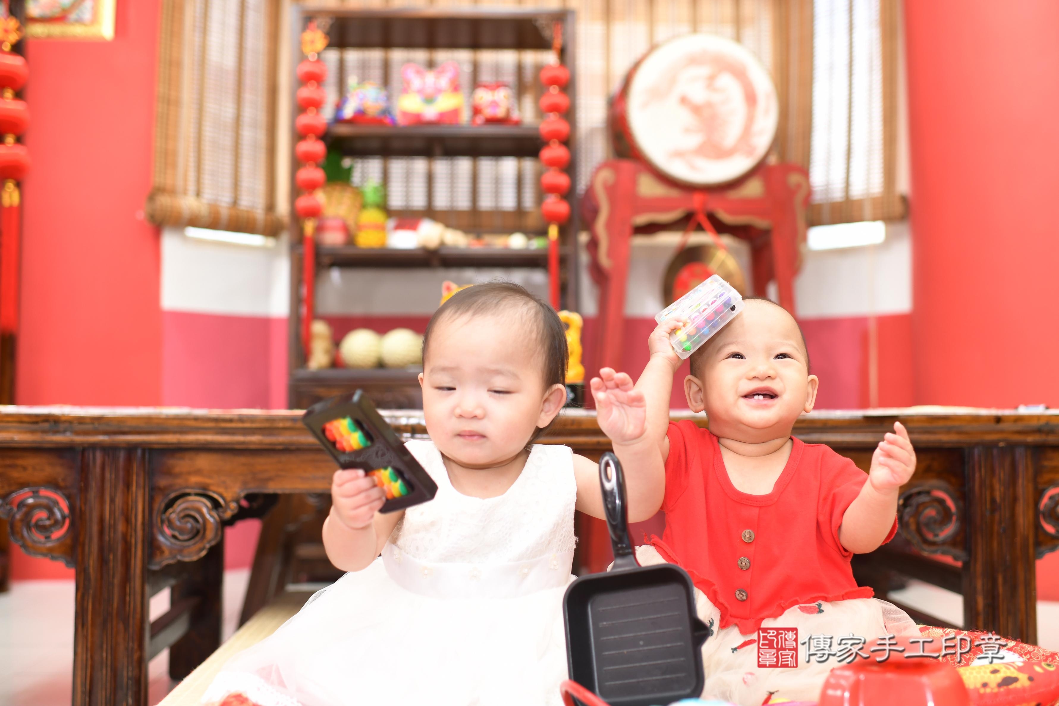 傳家手工印章高雄店、抓周、度脺、中國風會場、傳家嬰兒古禮、吉祥話、抓周道具物品24種、拍照。抓周證書。寶寶抓周、滿周歲、生日快樂、祝福 傳家手工印章高雄店、抓周、度脺、中國風會場、傳家嬰兒古禮、吉祥話、抓周道具物品24種、拍照。抓周證書。寶寶抓周、滿周歲、生日快樂、祝福