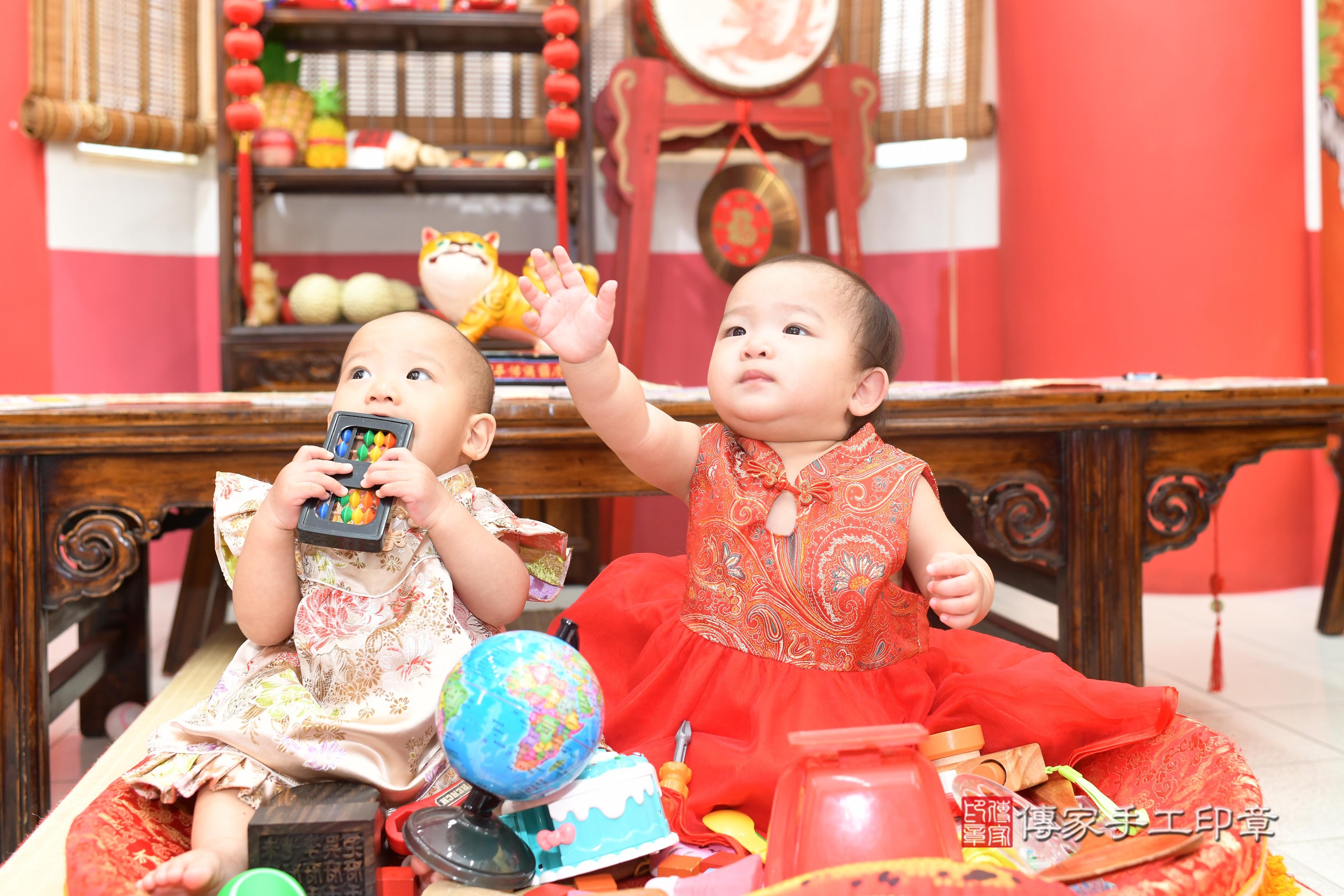 傳家手工印章高雄店、抓周、度脺、中國風會場、傳家嬰兒古禮、吉祥話、抓周道具物品24種、拍照。抓周證書。寶寶抓周、滿周歲、生日快樂、祝福 傳家手工印章高雄店、抓周、度脺、中國風會場、傳家嬰兒古禮、吉祥話、抓周道具物品24種、拍照。抓周證書。寶寶抓周、滿周歲、生日快樂、祝福
