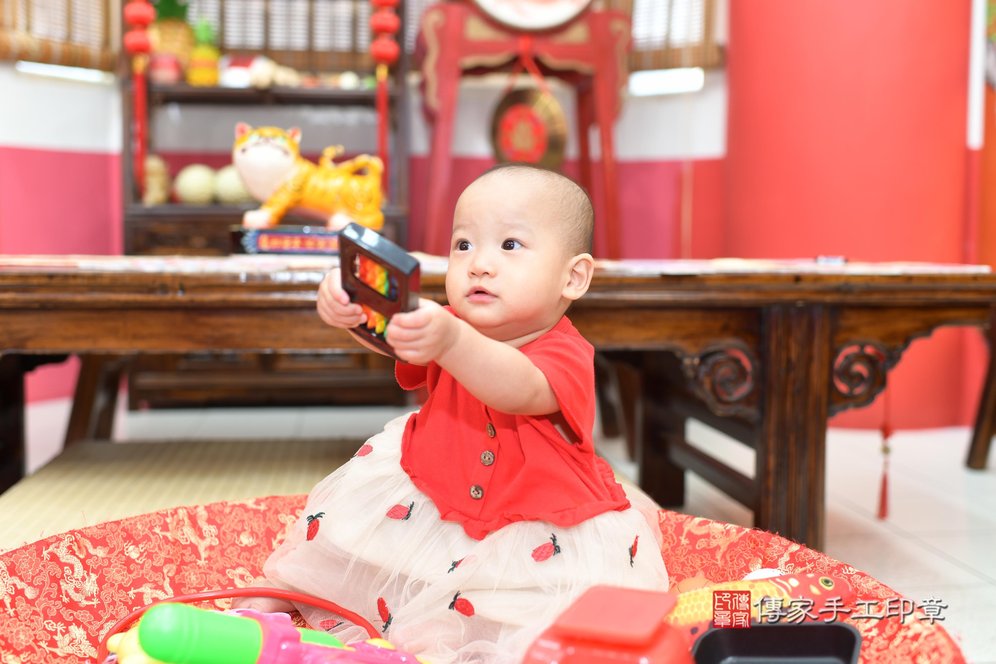 傳家手工印章高雄店、抓周、度脺、中國風會場、傳家嬰兒古禮、吉祥話、抓周道具物品24種、拍照。抓周證書。寶寶抓周、滿周歲、生日快樂、祝福 傳家手工印章高雄店、抓周、度脺、中國風會場、傳家嬰兒古禮、吉祥話、抓周道具物品24種、拍照。抓周證書。寶寶抓周、滿周歲、生日快樂、祝福