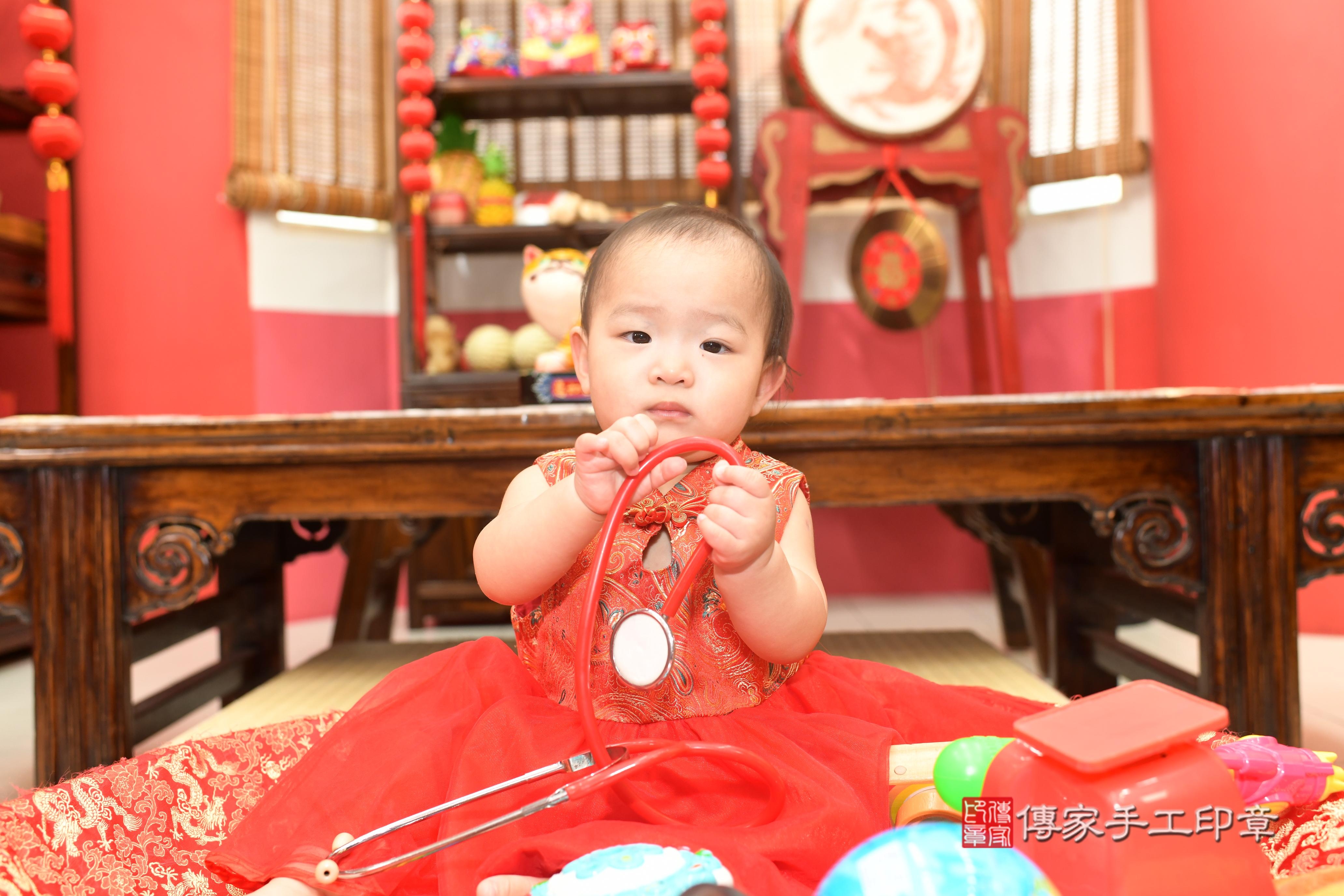 傳家手工印章高雄店、抓周、度脺、中國風會場、傳家嬰兒古禮、吉祥話、抓周道具物品24種、拍照。抓周證書。寶寶抓周、滿周歲、生日快樂、祝福 傳家手工印章高雄店、抓周、度脺、中國風會場、傳家嬰兒古禮、吉祥話、抓周道具物品24種、拍照。抓周證書。寶寶抓周、滿周歲、生日快樂、祝福