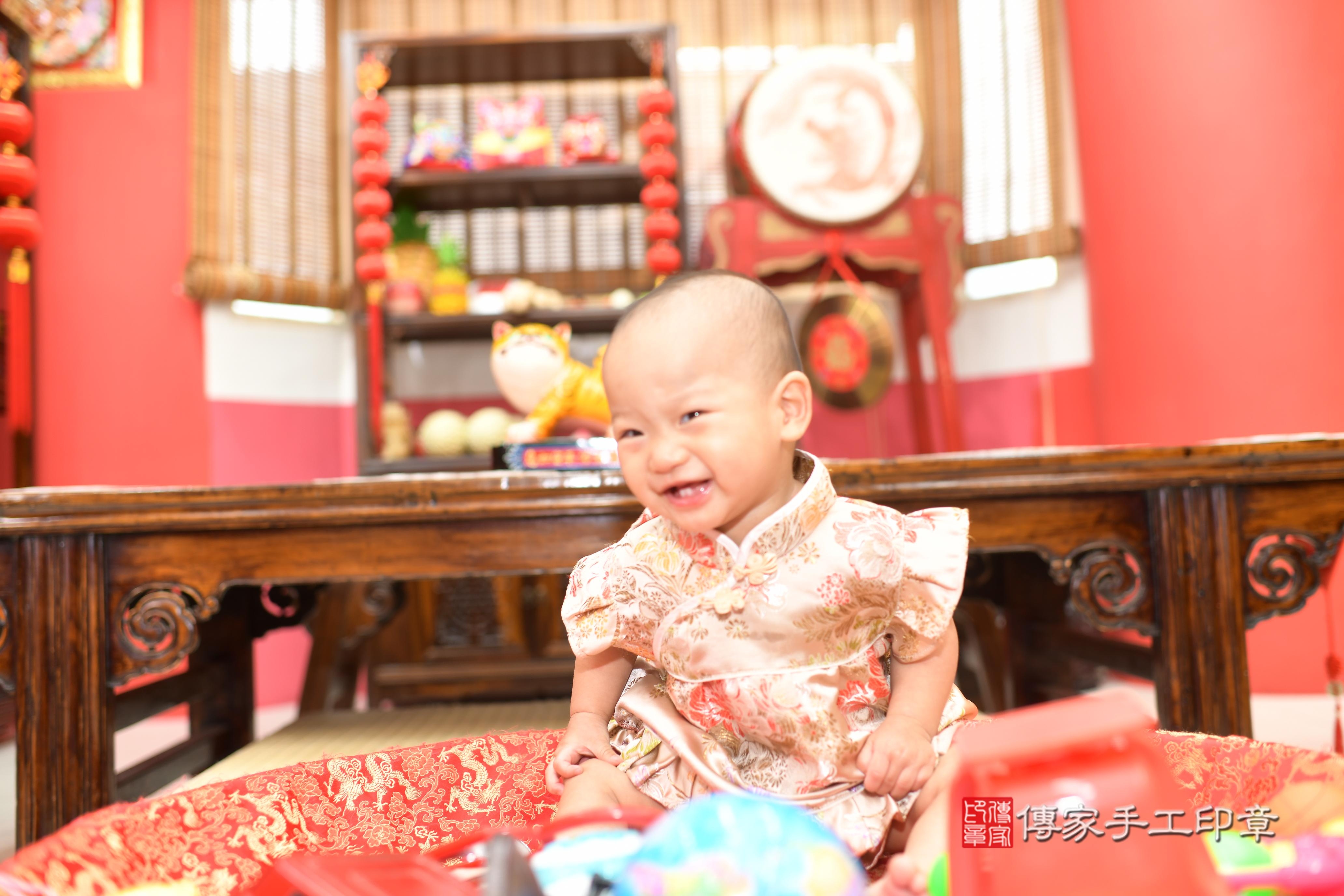 傳家手工印章高雄店、抓周、度脺、中國風會場、傳家嬰兒古禮、吉祥話、抓周道具物品24種、拍照。抓周證書。寶寶抓周、滿周歲、生日快樂、祝福 傳家手工印章高雄店、抓周、度脺、中國風會場、傳家嬰兒古禮、吉祥話、抓周道具物品24種、拍照。抓周證書。寶寶抓周、滿周歲、生日快樂、祝福