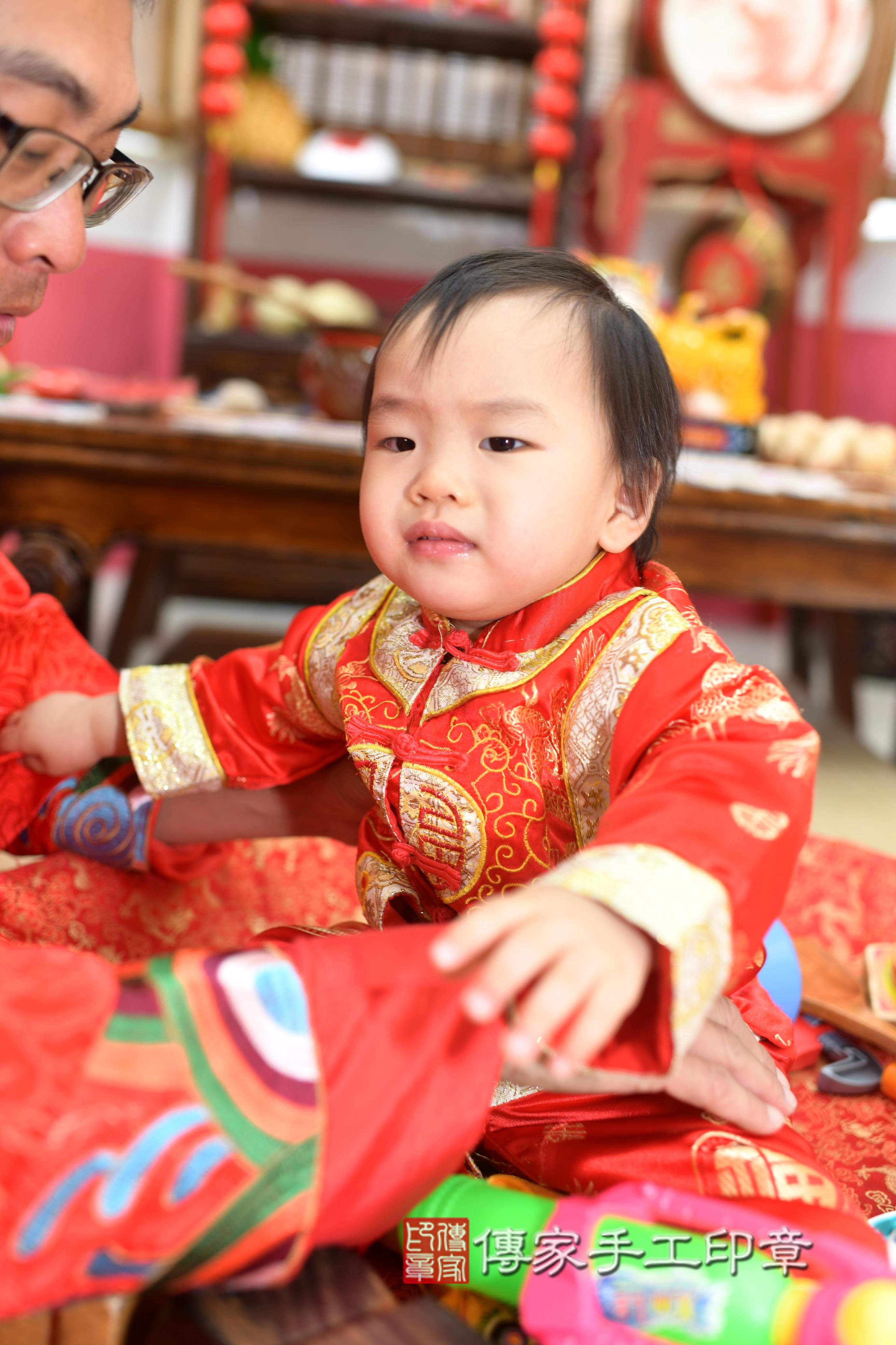 傳家手工印章高雄店、抓周、度脺、中國風會場、傳家嬰兒古禮、吉祥話、抓周道具物品24種、拍照。抓周證書。寶寶抓周、滿周歲、生日快樂、祝福 傳家手工印章高雄店、抓周、度脺、中國風會場、傳家嬰兒古禮、吉祥話、抓周道具物品24種、拍照。抓周證書。寶寶抓周、滿周歲、生日快樂、祝福