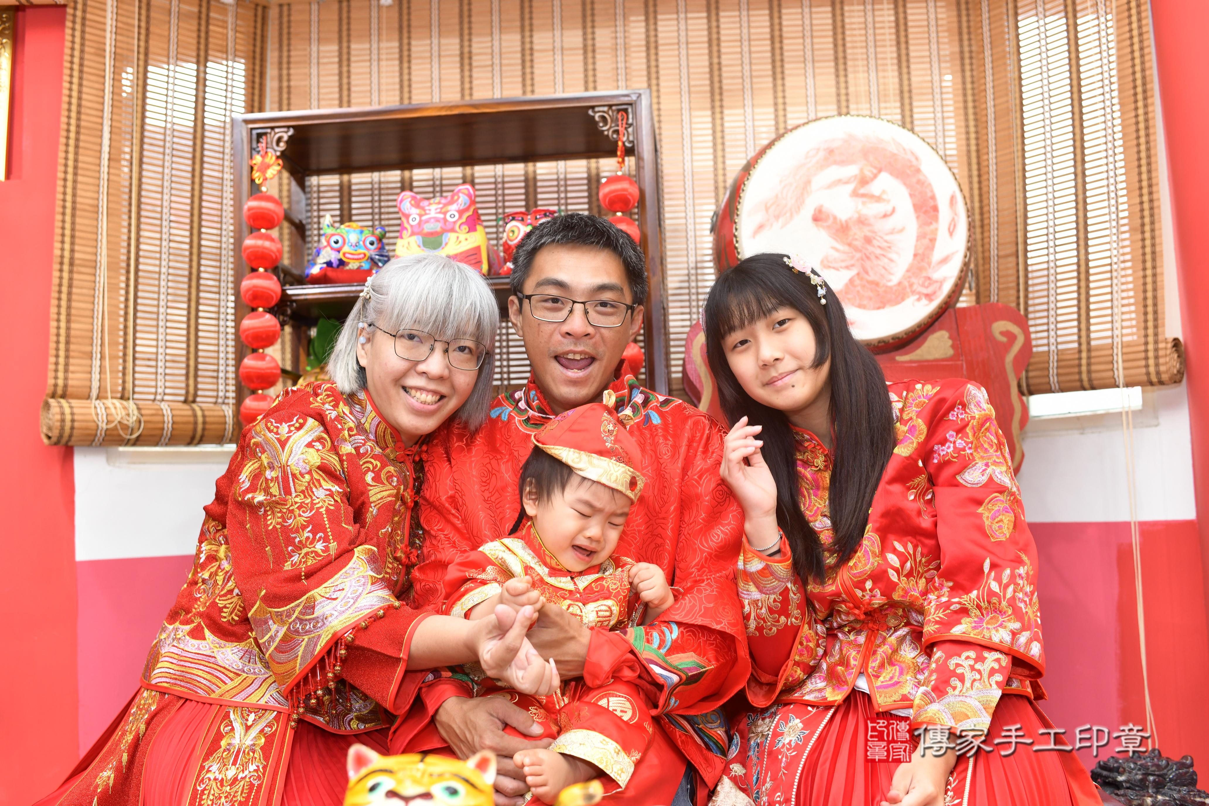 傳家手工印章高雄店、抓周、度脺、中國風會場、傳家嬰兒古禮、吉祥話、抓周道具物品24種、拍照。抓周證書。寶寶抓周、滿周歲、生日快樂、祝福 傳家手工印章高雄店、抓周、度脺、中國風會場、傳家嬰兒古禮、吉祥話、抓周道具物品24種、拍照。抓周證書。寶寶抓周、滿周歲、生日快樂、祝福