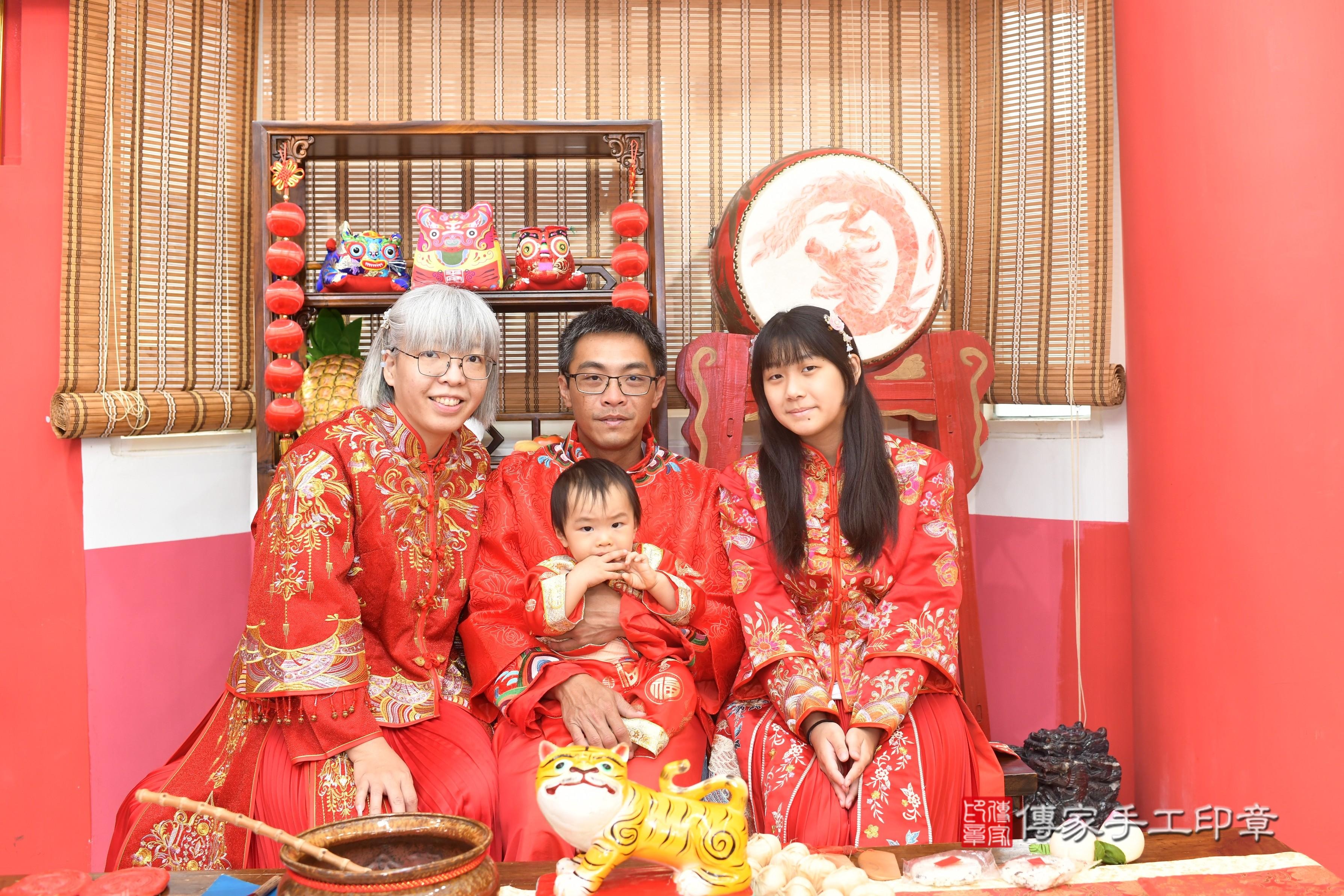 傳家手工印章高雄店、抓周、度脺、中國風會場、傳家嬰兒古禮、吉祥話、抓周道具物品24種、拍照。抓周證書。寶寶抓周、滿周歲、生日快樂、祝福 傳家手工印章高雄店、抓周、度脺、中國風會場、傳家嬰兒古禮、吉祥話、抓周道具物品24種、拍照。抓周證書。寶寶抓周、滿周歲、生日快樂、祝福