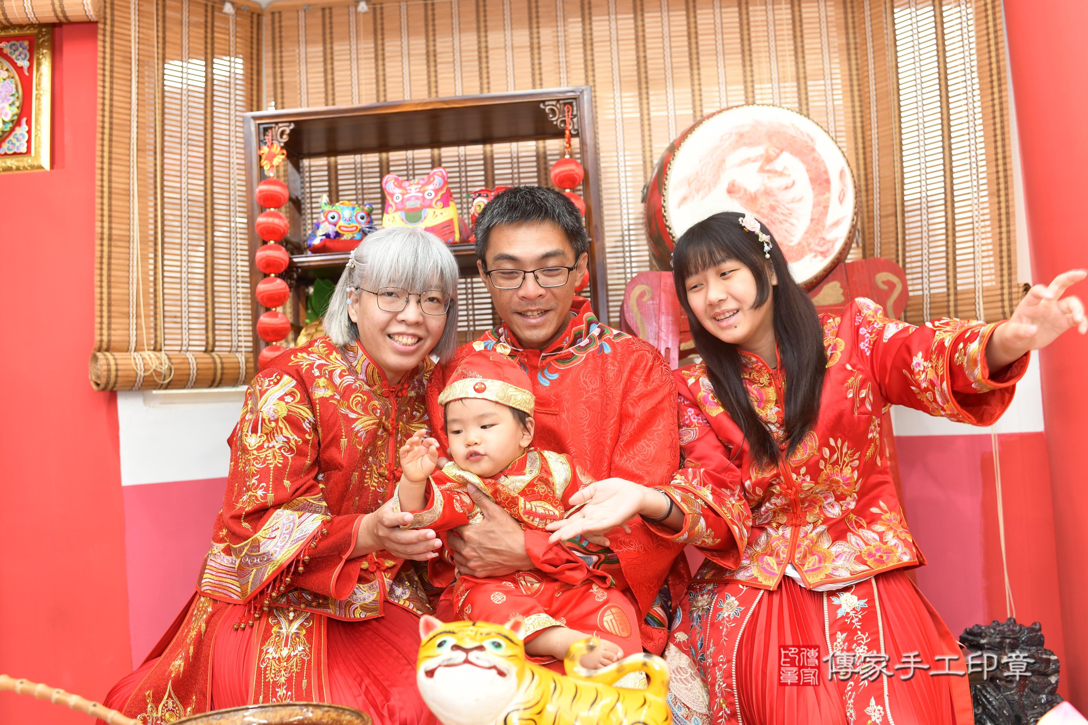 傳家手工印章高雄店、抓周、度脺、中國風會場、傳家嬰兒古禮、吉祥話、抓周道具物品24種、拍照。抓周證書。寶寶抓周、滿周歲、生日快樂、祝福 傳家手工印章高雄店、抓周、度脺、中國風會場、傳家嬰兒古禮、吉祥話、抓周道具物品24種、拍照。抓周證書。寶寶抓周、滿周歲、生日快樂、祝福