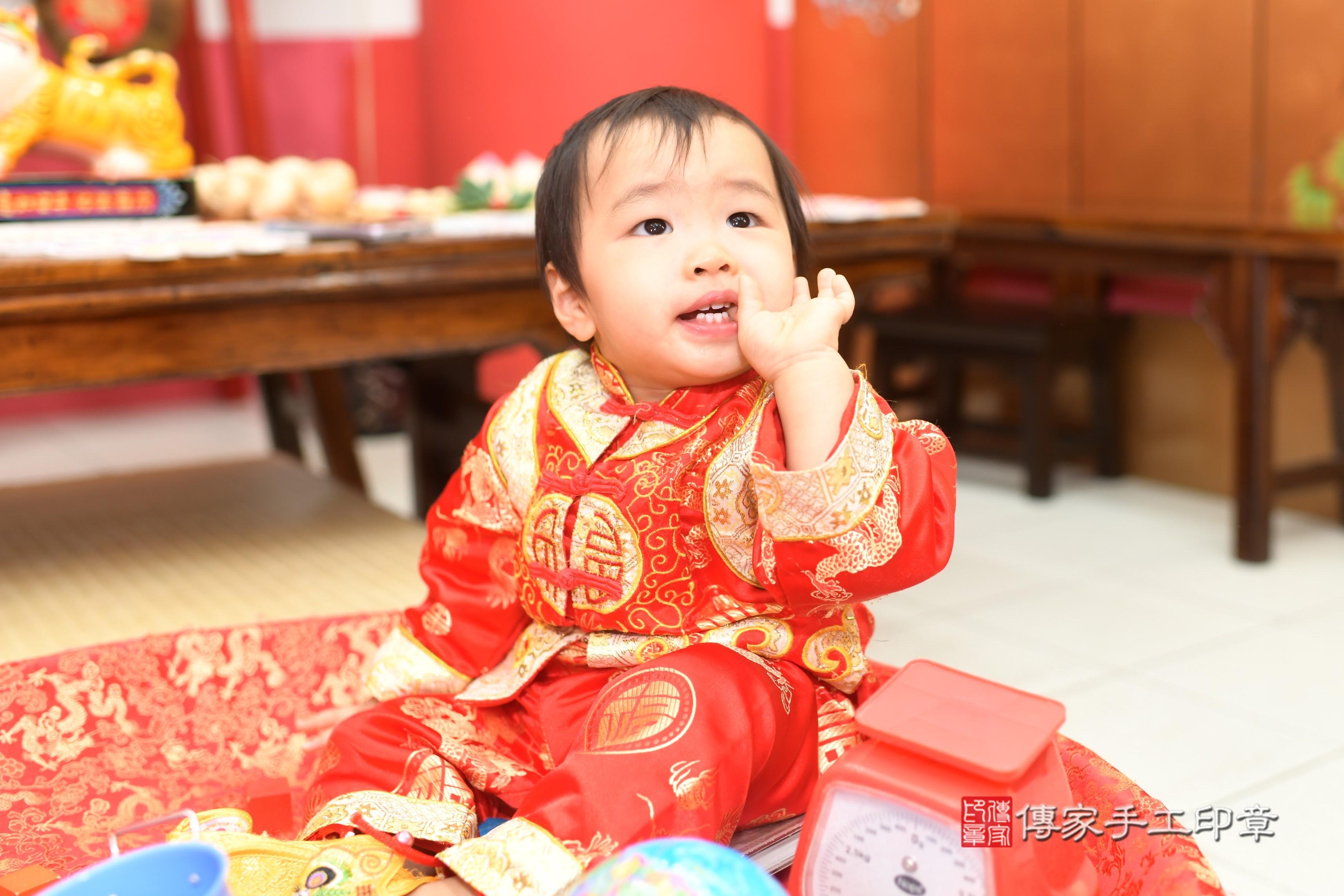 1750401156454152.傳家手工印章高雄店、抓周、度脺、中國風會場、傳家嬰兒古禮、吉祥話、抓周道具物品24種、拍照。抓周證書。寶寶抓周、滿周歲、生日快樂、祝福 1750401156454152.傳家手工印章高雄店、抓周、度脺、中國風會場、傳家嬰兒古禮、吉祥話、抓周道具物品24種、拍照。抓周證書。寶寶抓周、滿周歲、生日快樂、祝福