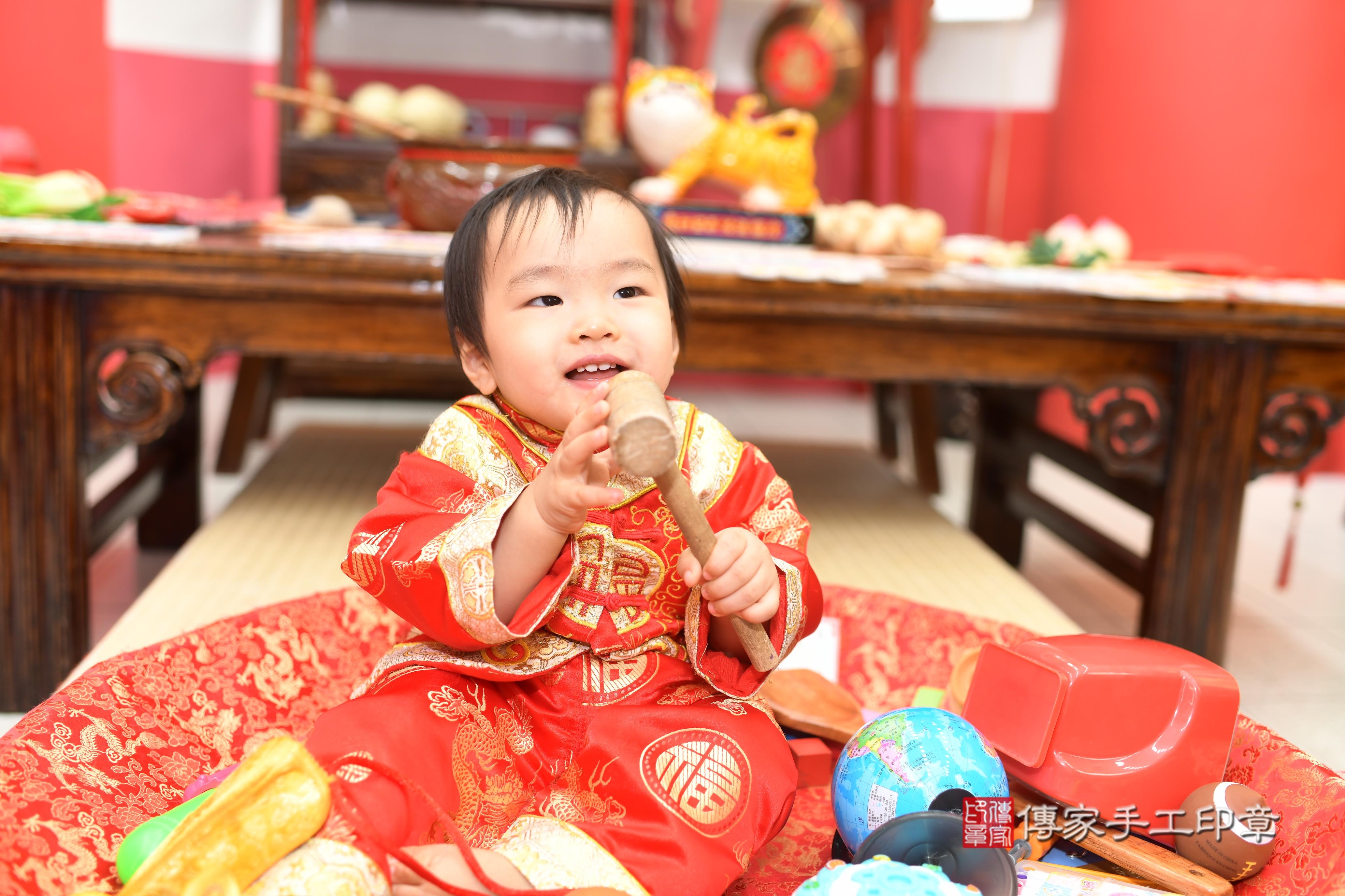 1750401156454152.傳家手工印章高雄店、抓周、度脺、中國風會場、傳家嬰兒古禮、吉祥話、抓周道具物品24種、拍照。抓周證書。寶寶抓周、滿周歲、生日快樂、祝福 1750401156454152.傳家手工印章高雄店、抓周、度脺、中國風會場、傳家嬰兒古禮、吉祥話、抓周道具物品24種、拍照。抓周證書。寶寶抓周、滿周歲、生日快樂、祝福