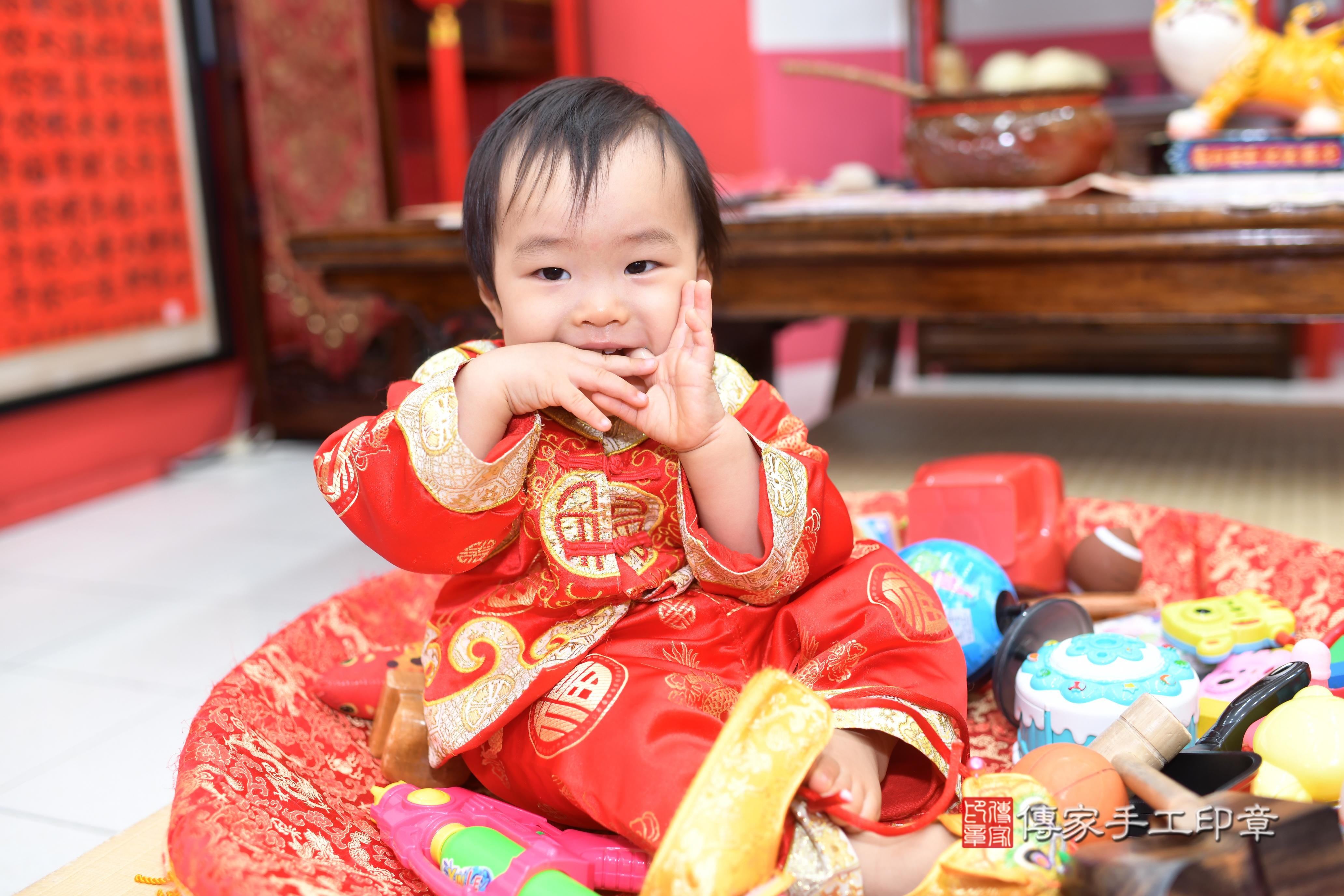 1750401156454152.傳家手工印章高雄店、抓周、度脺、中國風會場、傳家嬰兒古禮、吉祥話、抓周道具物品24種、拍照。抓周證書。寶寶抓周、滿周歲、生日快樂、祝福 1750401156454152.傳家手工印章高雄店、抓周、度脺、中國風會場、傳家嬰兒古禮、吉祥話、抓周道具物品24種、拍照。抓周證書。寶寶抓周、滿周歲、生日快樂、祝福