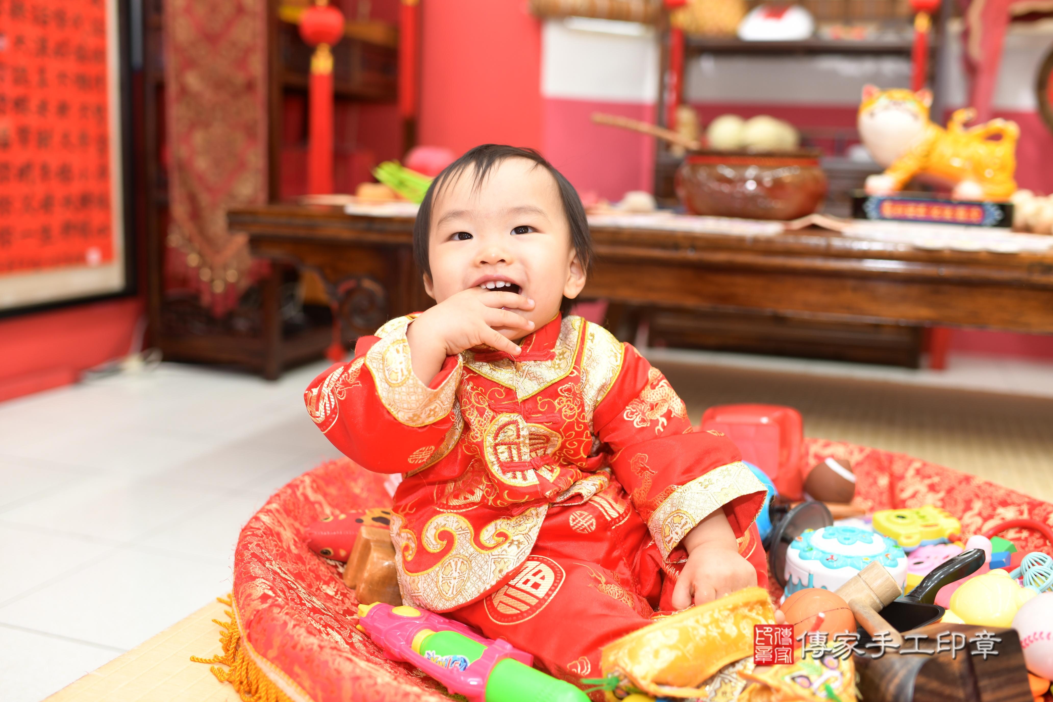 1750401156454152.傳家手工印章高雄店、抓周、度脺、中國風會場、傳家嬰兒古禮、吉祥話、抓周道具物品24種、拍照。抓周證書。寶寶抓周、滿周歲、生日快樂、祝福 1750401156454152.傳家手工印章高雄店、抓周、度脺、中國風會場、傳家嬰兒古禮、吉祥話、抓周道具物品24種、拍照。抓周證書。寶寶抓周、滿周歲、生日快樂、祝福