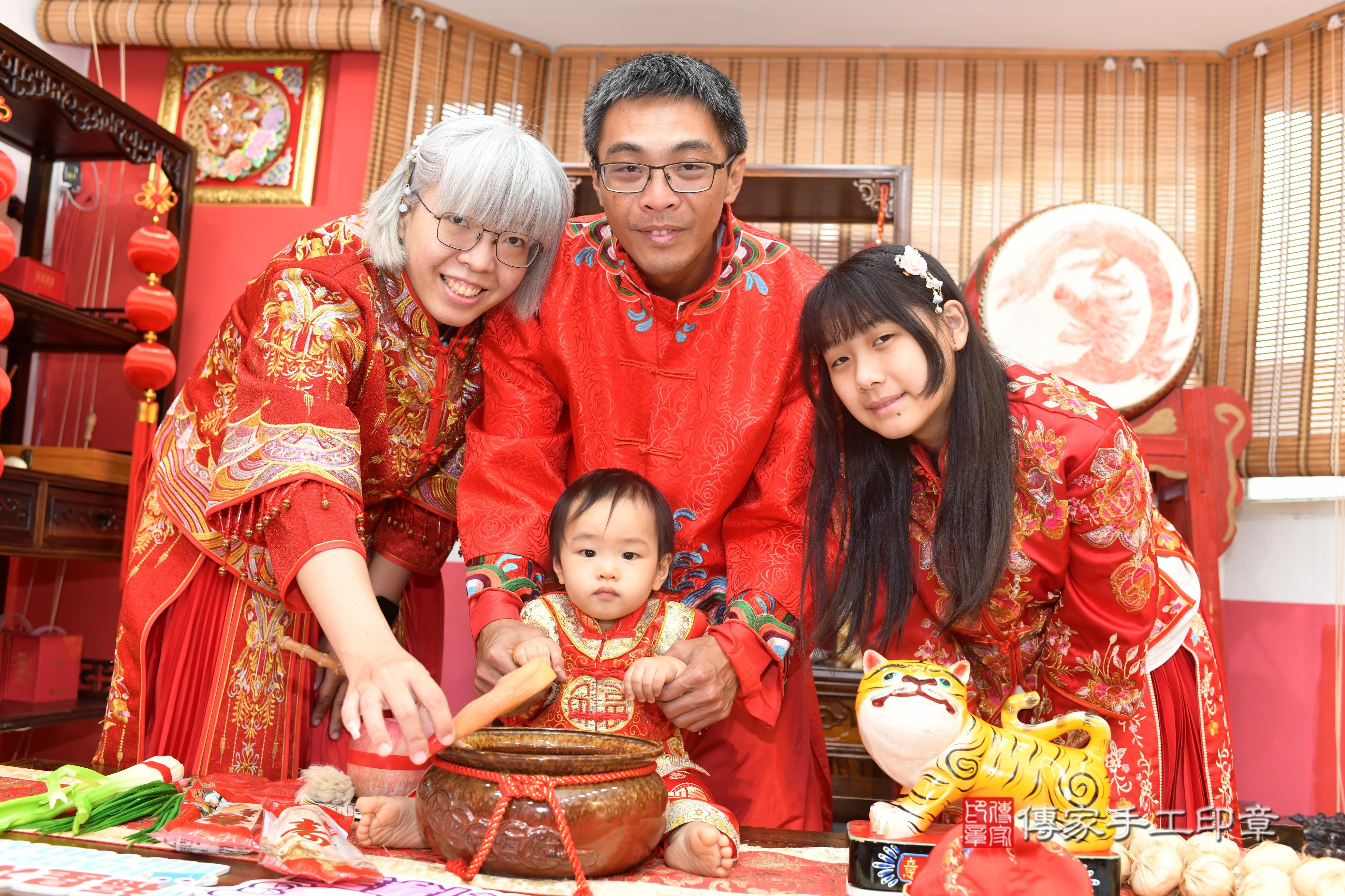 1750401156454152.傳家手工印章高雄店、抓周、度脺、中國風會場、傳家嬰兒古禮、吉祥話、抓周道具物品24種、拍照。抓周證書。寶寶抓周、滿周歲、生日快樂、祝福 1750401156454152.傳家手工印章高雄店、抓周、度脺、中國風會場、傳家嬰兒古禮、吉祥話、抓周道具物品24種、拍照。抓周證書。寶寶抓周、滿周歲、生日快樂、祝福