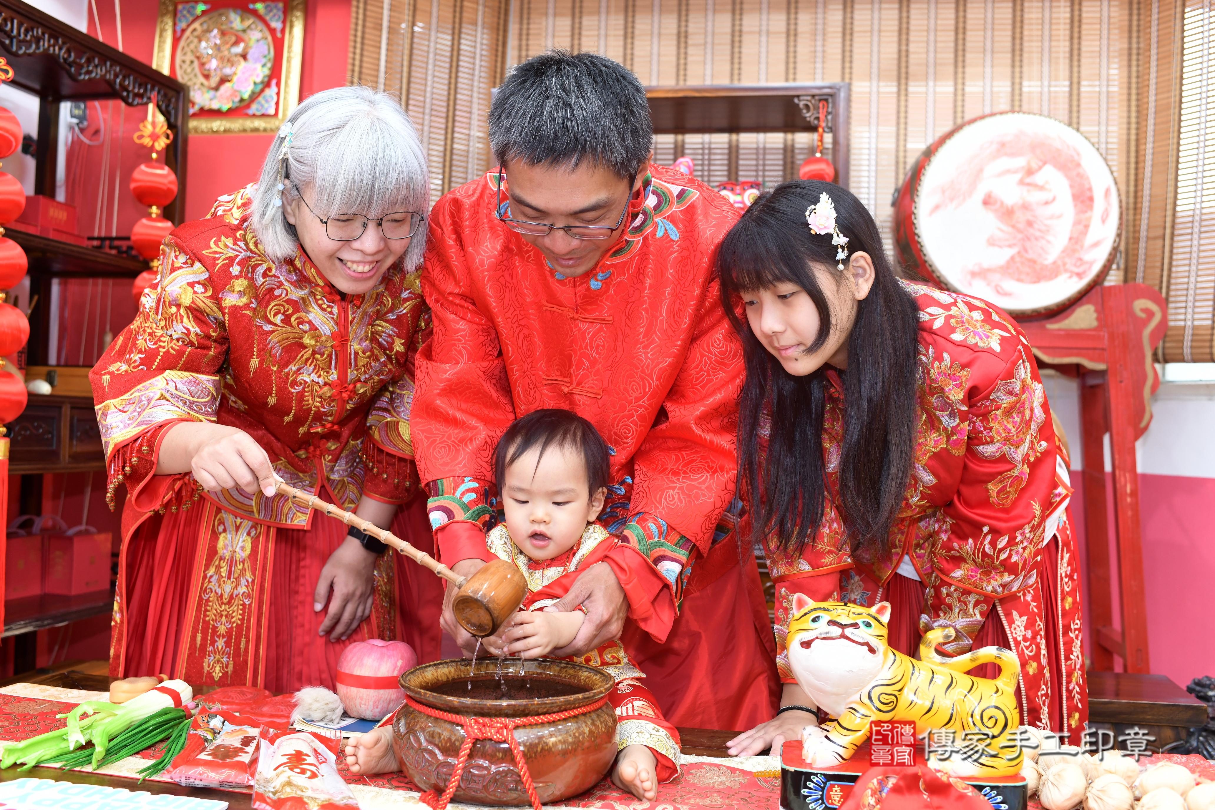 1750401156454152.傳家手工印章高雄店、抓周、度脺、中國風會場、傳家嬰兒古禮、吉祥話、抓周道具物品24種、拍照。抓周證書。寶寶抓周、滿周歲、生日快樂、祝福 1750401156454152.傳家手工印章高雄店、抓周、度脺、中國風會場、傳家嬰兒古禮、吉祥話、抓周道具物品24種、拍照。抓周證書。寶寶抓周、滿周歲、生日快樂、祝福