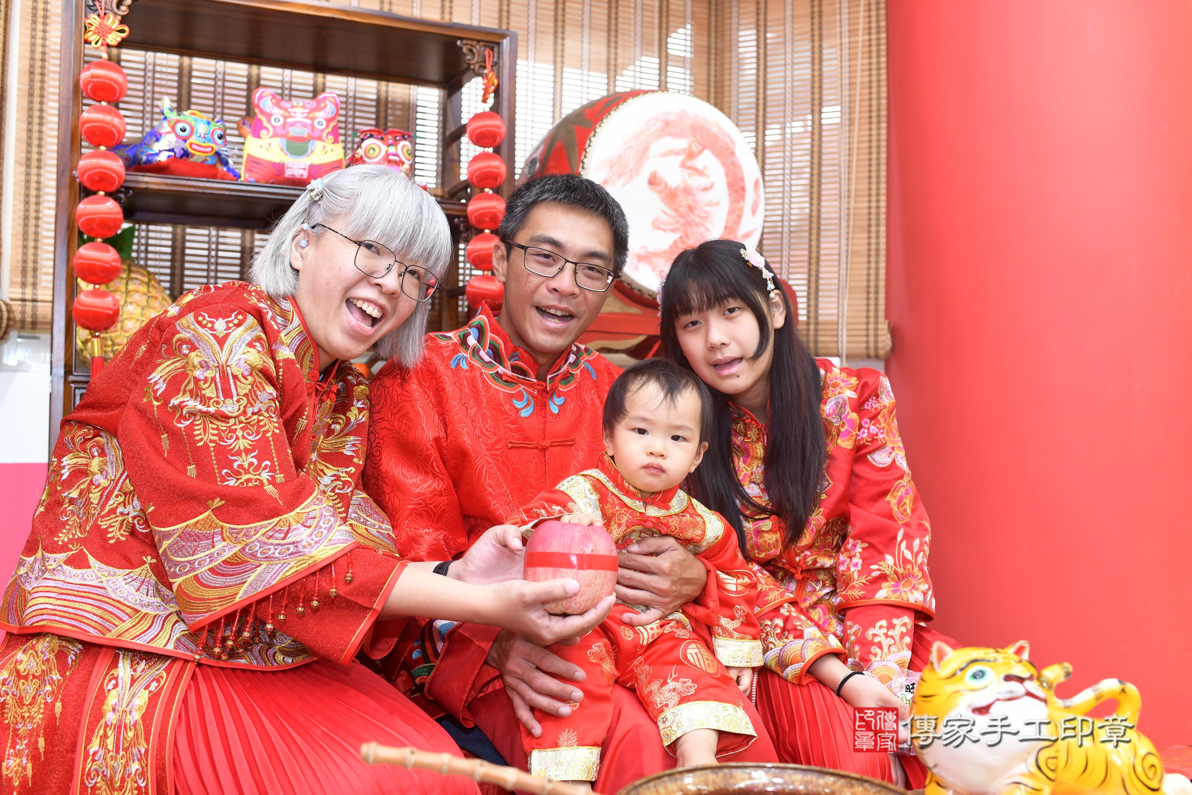 傳家手工印章高雄店、抓周、度脺、中國風會場、傳家嬰兒古禮、吉祥話、抓周道具物品24種、拍照。抓周證書。寶寶抓周、滿周歲、生日快樂、祝福 傳家手工印章高雄店、抓周、度脺、中國風會場、傳家嬰兒古禮、吉祥話、抓周道具物品24種、拍照。抓周證書。寶寶抓周、滿周歲、生日快樂、祝福