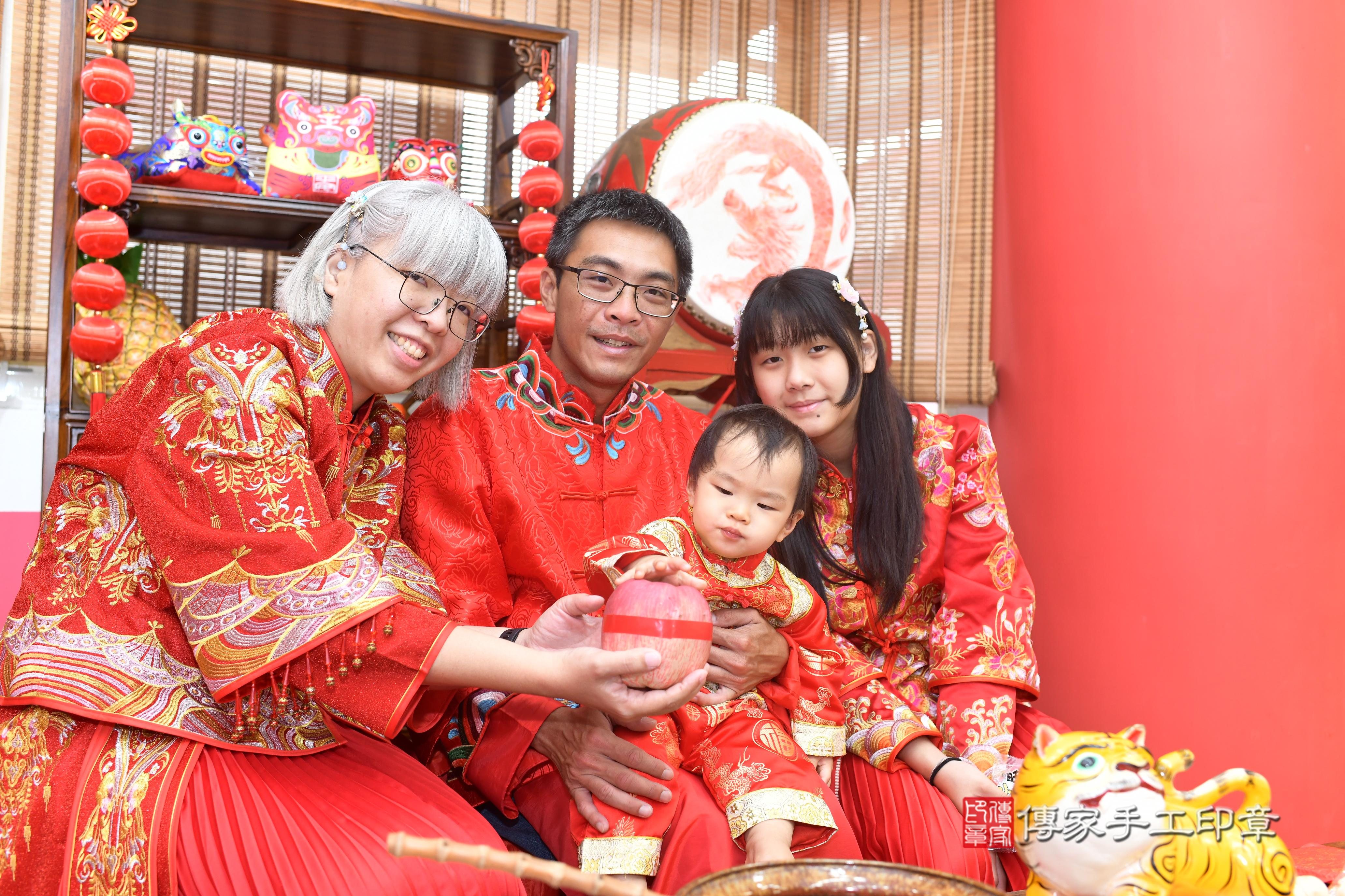 傳家手工印章高雄店、抓周、度脺、中國風會場、傳家嬰兒古禮、吉祥話、抓周道具物品24種、拍照。抓周證書。寶寶抓周、滿周歲、生日快樂、祝福 傳家手工印章高雄店、抓周、度脺、中國風會場、傳家嬰兒古禮、吉祥話、抓周道具物品24種、拍照。抓周證書。寶寶抓周、滿周歲、生日快樂、祝福