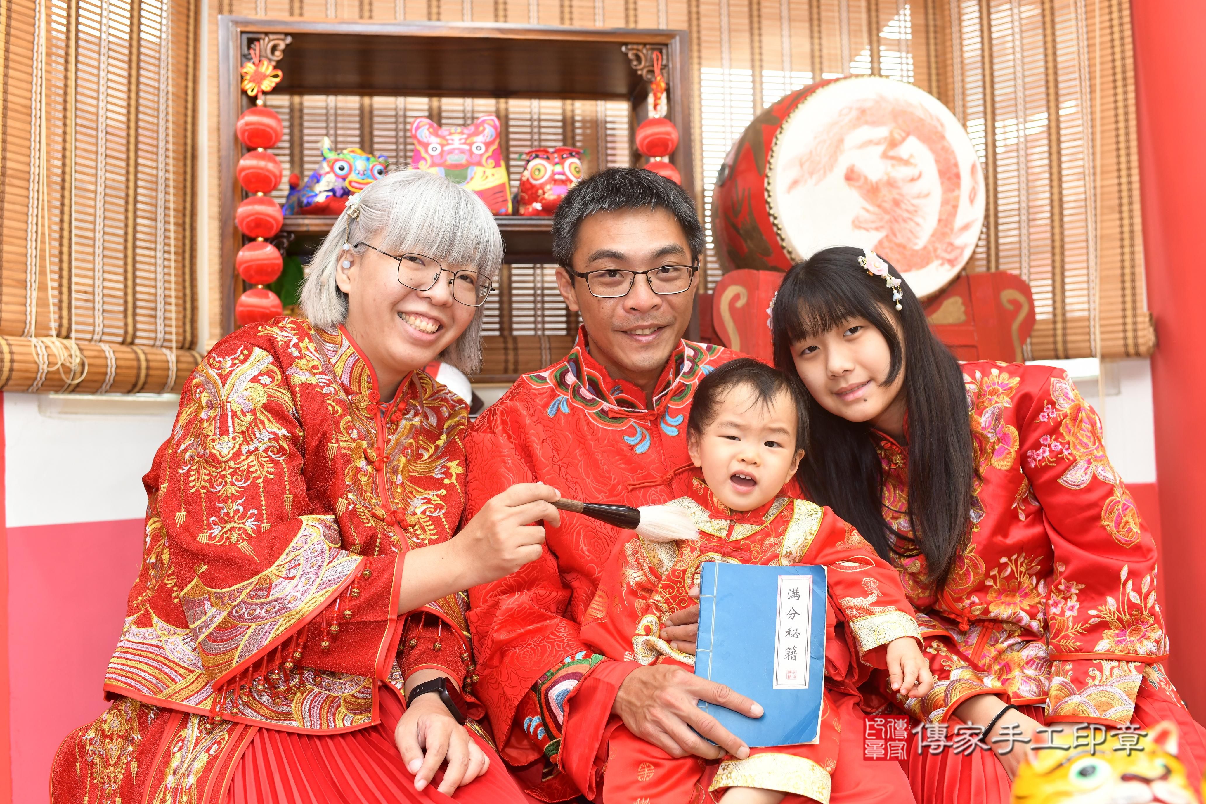 傳家手工印章高雄店、抓周、度脺、中國風會場、傳家嬰兒古禮、吉祥話、抓周道具物品24種、拍照。抓周證書。寶寶抓周、滿周歲、生日快樂、祝福 傳家手工印章高雄店、抓周、度脺、中國風會場、傳家嬰兒古禮、吉祥話、抓周道具物品24種、拍照。抓周證書。寶寶抓周、滿周歲、生日快樂、祝福