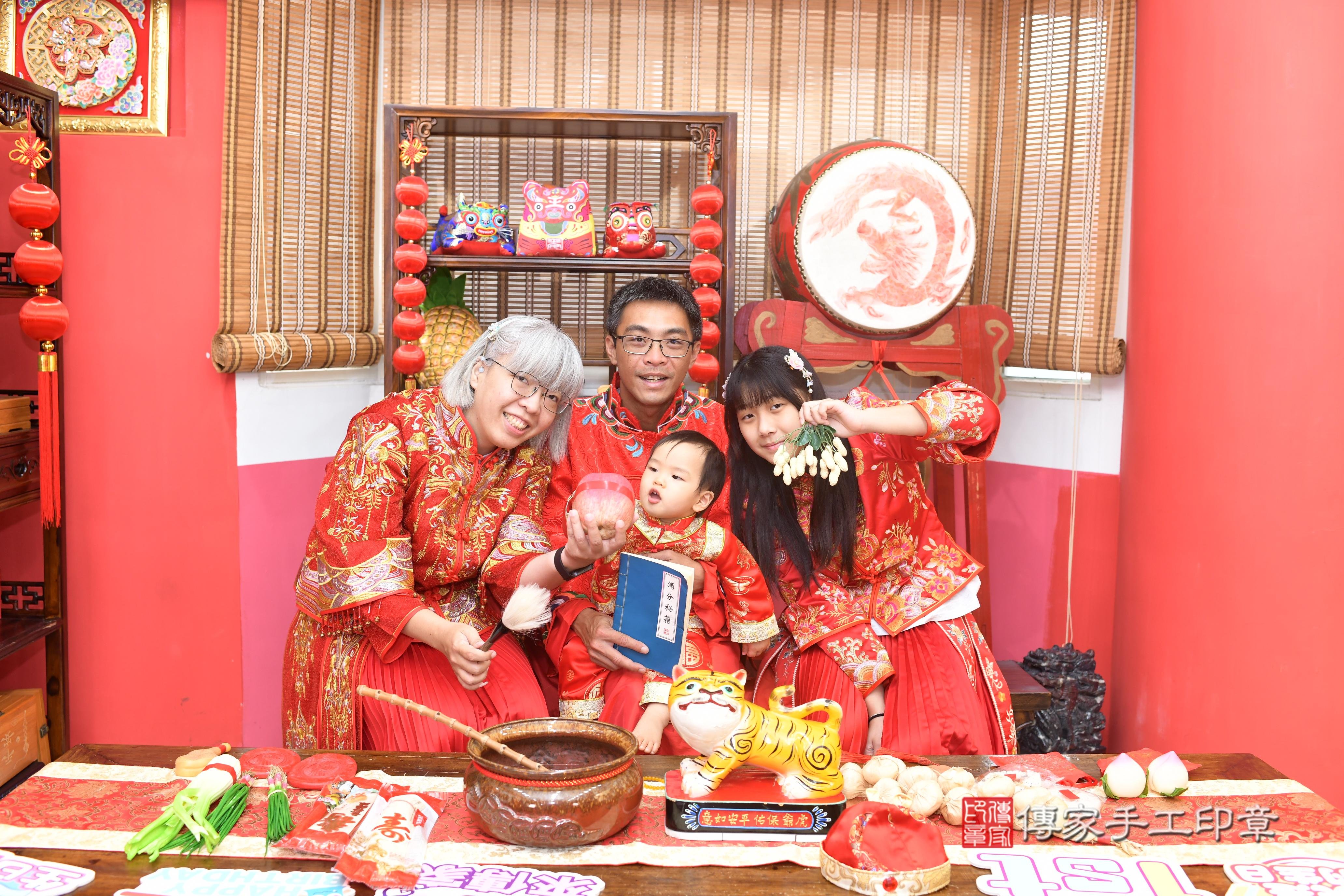 傳家手工印章高雄店、抓周、度脺、中國風會場、傳家嬰兒古禮、吉祥話、抓周道具物品24種、拍照。抓周證書。寶寶抓周、滿周歲、生日快樂、祝福 傳家手工印章高雄店、抓周、度脺、中國風會場、傳家嬰兒古禮、吉祥話、抓周道具物品24種、拍照。抓周證書。寶寶抓周、滿周歲、生日快樂、祝福