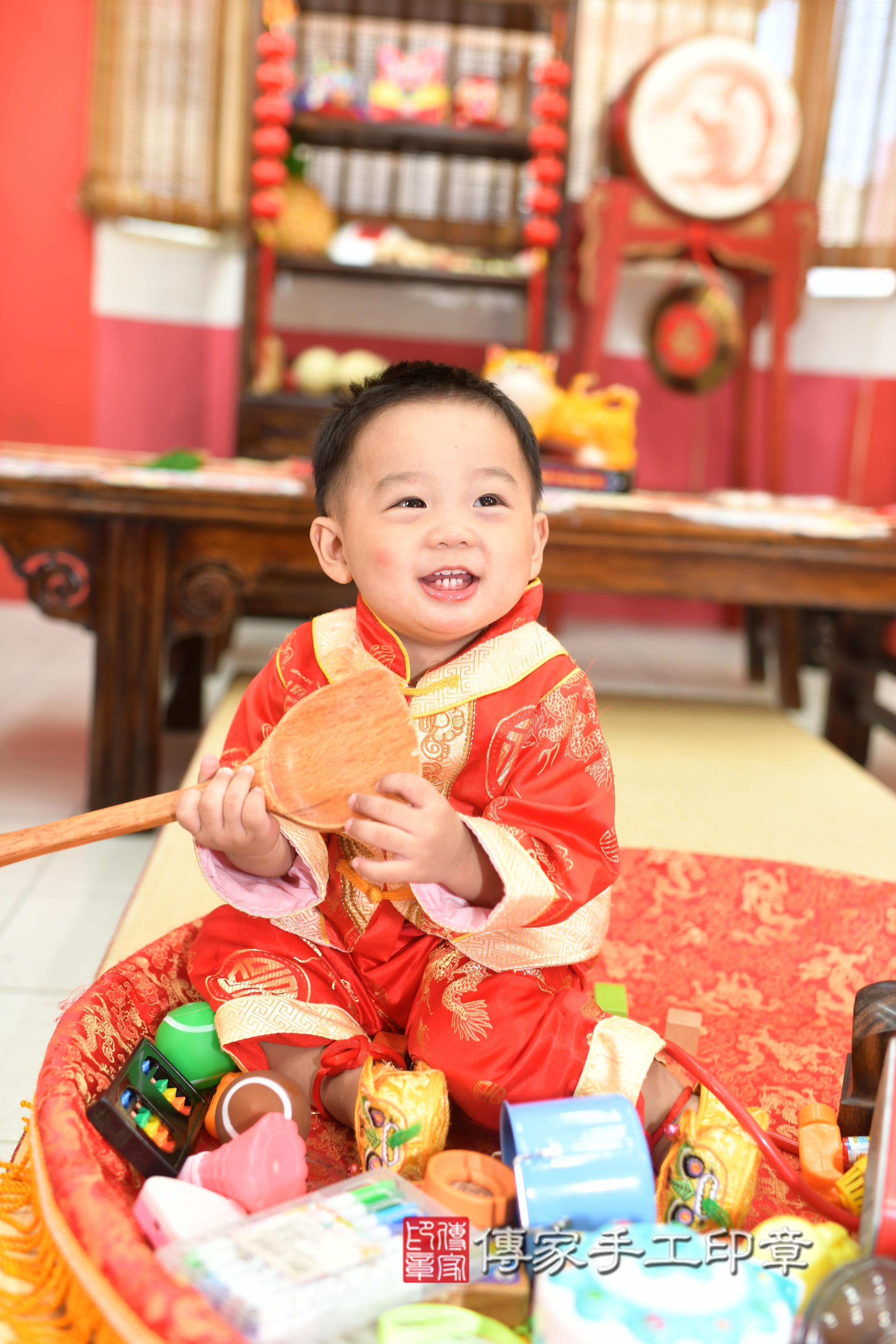 傳家手工印章高雄店、抓周、度脺、中國風會場、傳家嬰兒古禮、吉祥話、抓周道具物品24種、拍照。抓周證書。寶寶抓周、滿周歲、生日快樂、祝福 傳家手工印章高雄店、抓周、度脺、中國風會場、傳家嬰兒古禮、吉祥話、抓周道具物品24種、拍照。抓周證書。寶寶抓周、滿周歲、生日快樂、祝福