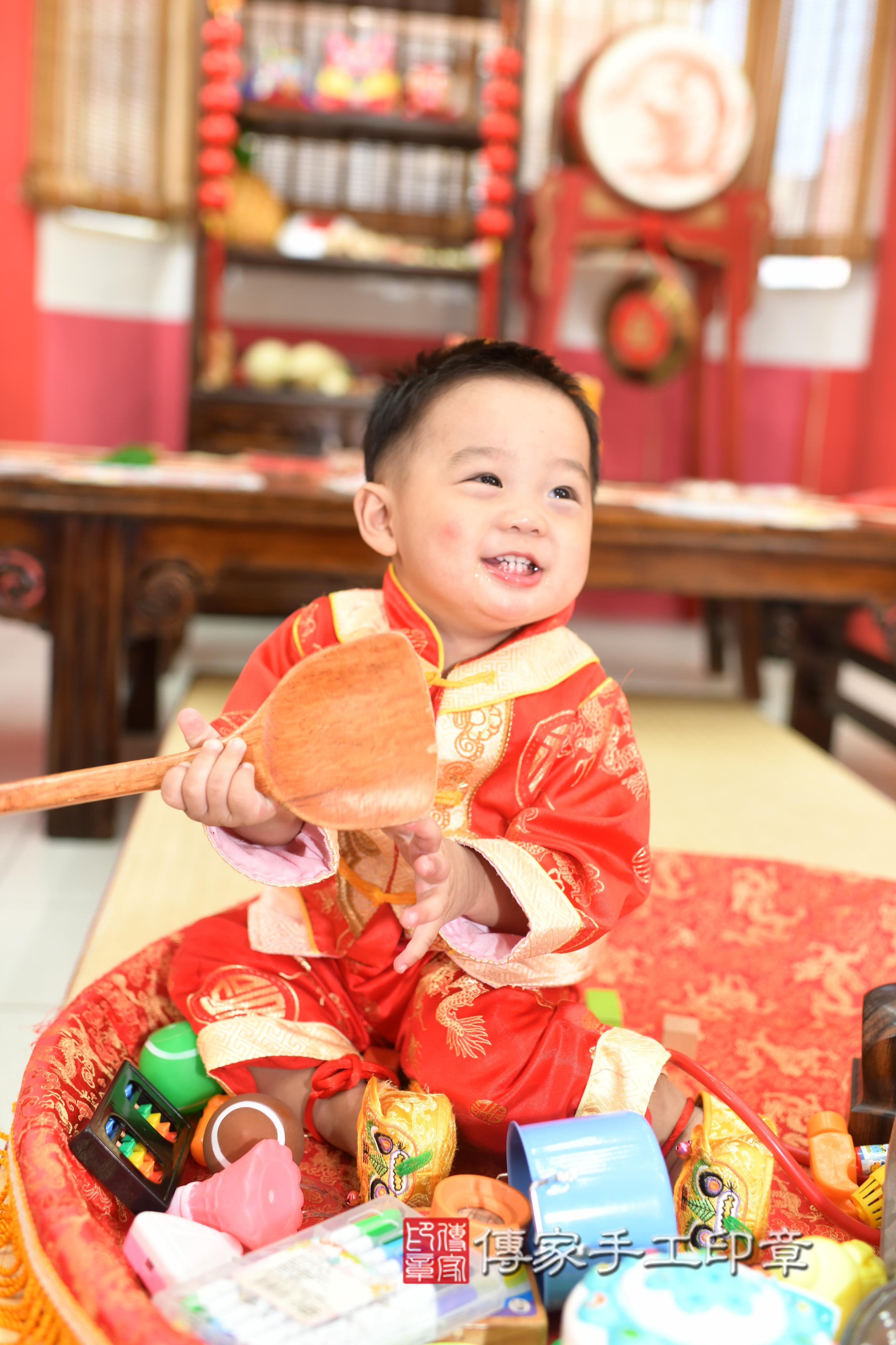 傳家手工印章高雄店、抓周、度脺、中國風會場、傳家嬰兒古禮、吉祥話、抓周道具物品24種、拍照。抓周證書。寶寶抓周、滿周歲、生日快樂、祝福 傳家手工印章高雄店、抓周、度脺、中國風會場、傳家嬰兒古禮、吉祥話、抓周道具物品24種、拍照。抓周證書。寶寶抓周、滿周歲、生日快樂、祝福