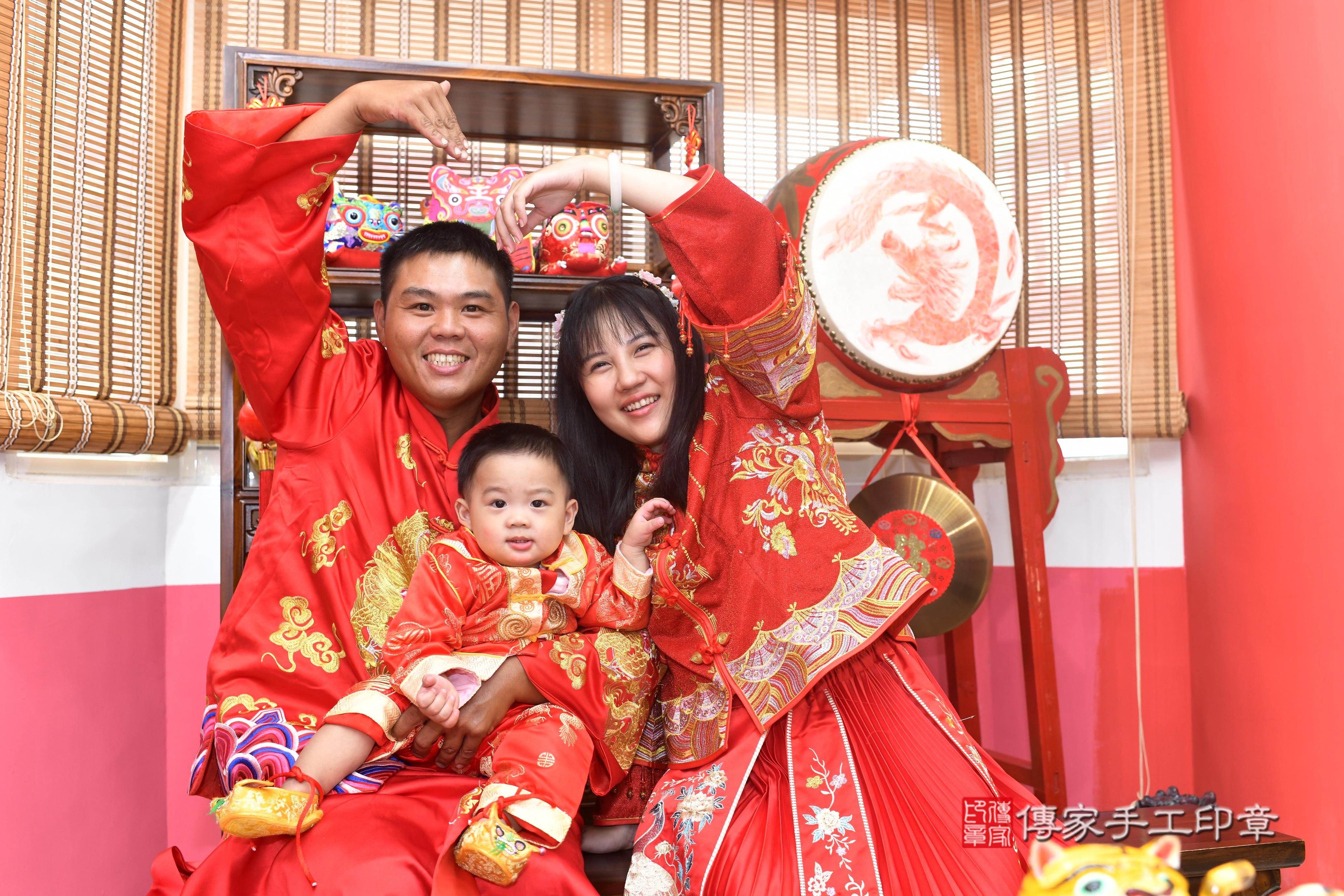 傳家手工印章高雄店、抓周、度脺、中國風會場、傳家嬰兒古禮、吉祥話、抓周道具物品24種、拍照。抓周證書。寶寶抓周、滿周歲、生日快樂、祝福 傳家手工印章高雄店、抓周、度脺、中國風會場、傳家嬰兒古禮、吉祥話、抓周道具物品24種、拍照。抓周證書。寶寶抓周、滿周歲、生日快樂、祝福