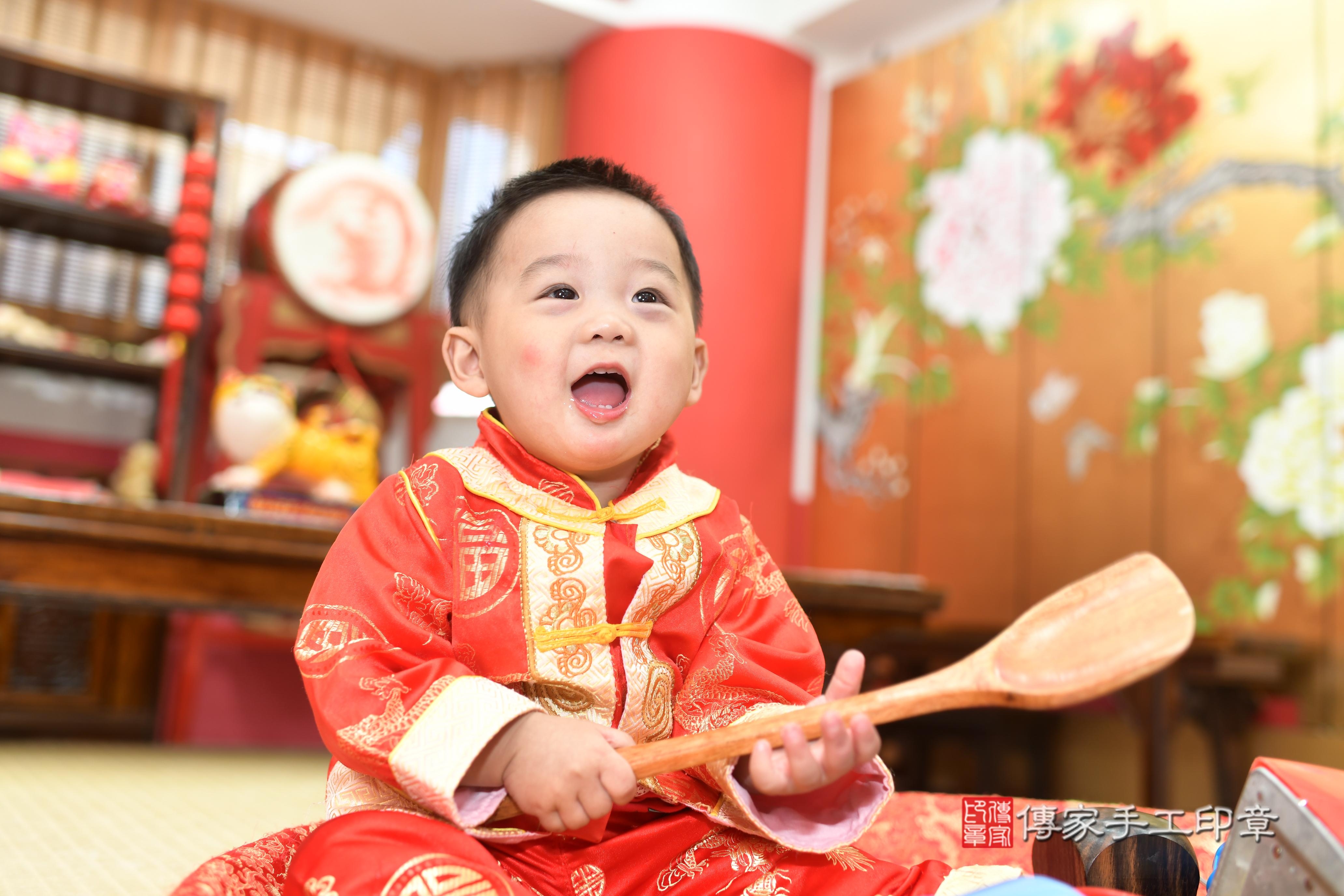 傳家手工印章高雄店、抓周、度脺、中國風會場、傳家嬰兒古禮、吉祥話、抓周道具物品24種、拍照。抓周證書。寶寶抓周、滿周歲、生日快樂、祝福 傳家手工印章高雄店、抓周、度脺、中國風會場、傳家嬰兒古禮、吉祥話、抓周道具物品24種、拍照。抓周證書。寶寶抓周、滿周歲、生日快樂、祝福