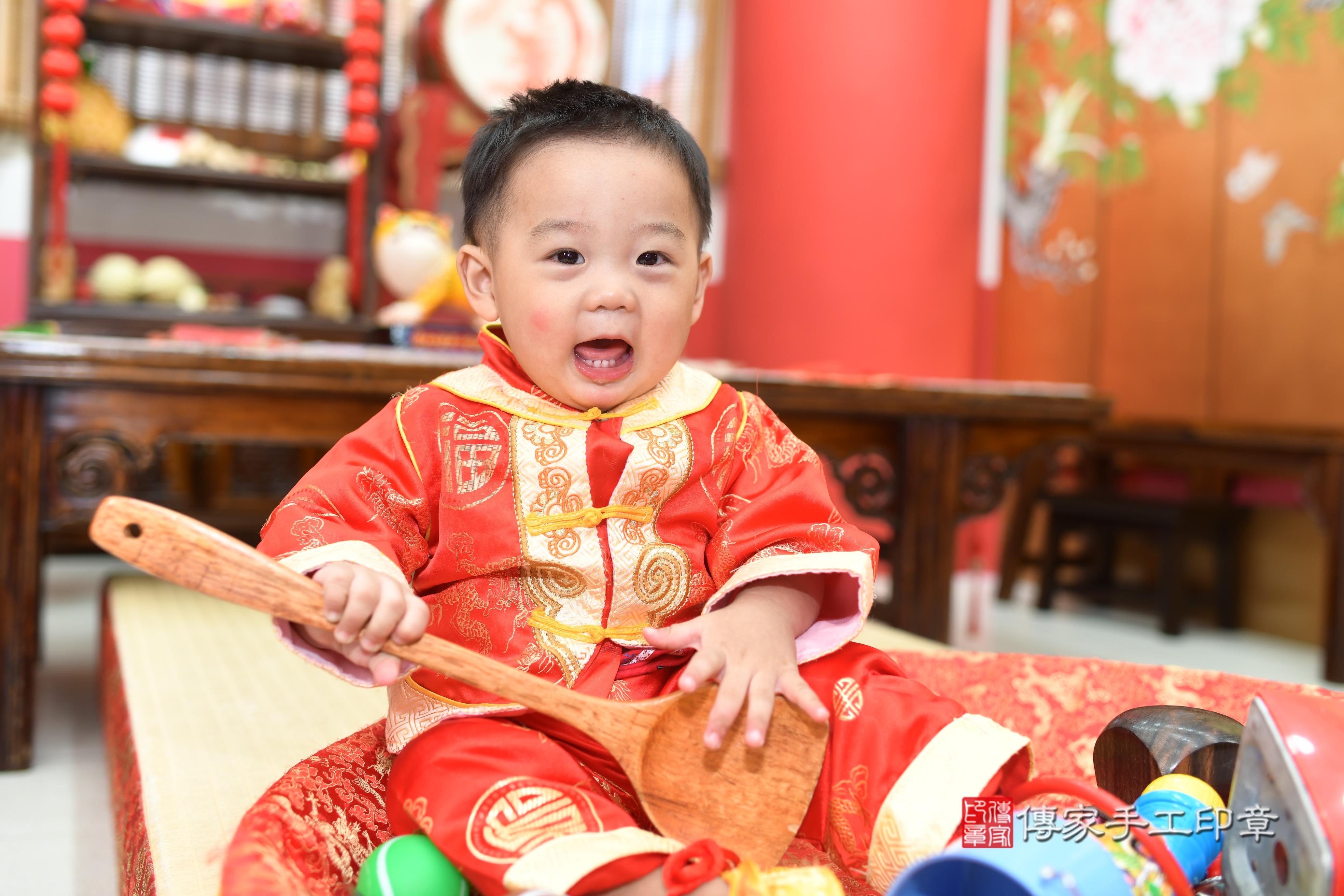 傳家手工印章高雄店、抓周、度脺、中國風會場、傳家嬰兒古禮、吉祥話、抓周道具物品24種、拍照。抓周證書。寶寶抓周、滿周歲、生日快樂、祝福 傳家手工印章高雄店、抓周、度脺、中國風會場、傳家嬰兒古禮、吉祥話、抓周道具物品24種、拍照。抓周證書。寶寶抓周、滿周歲、生日快樂、祝福