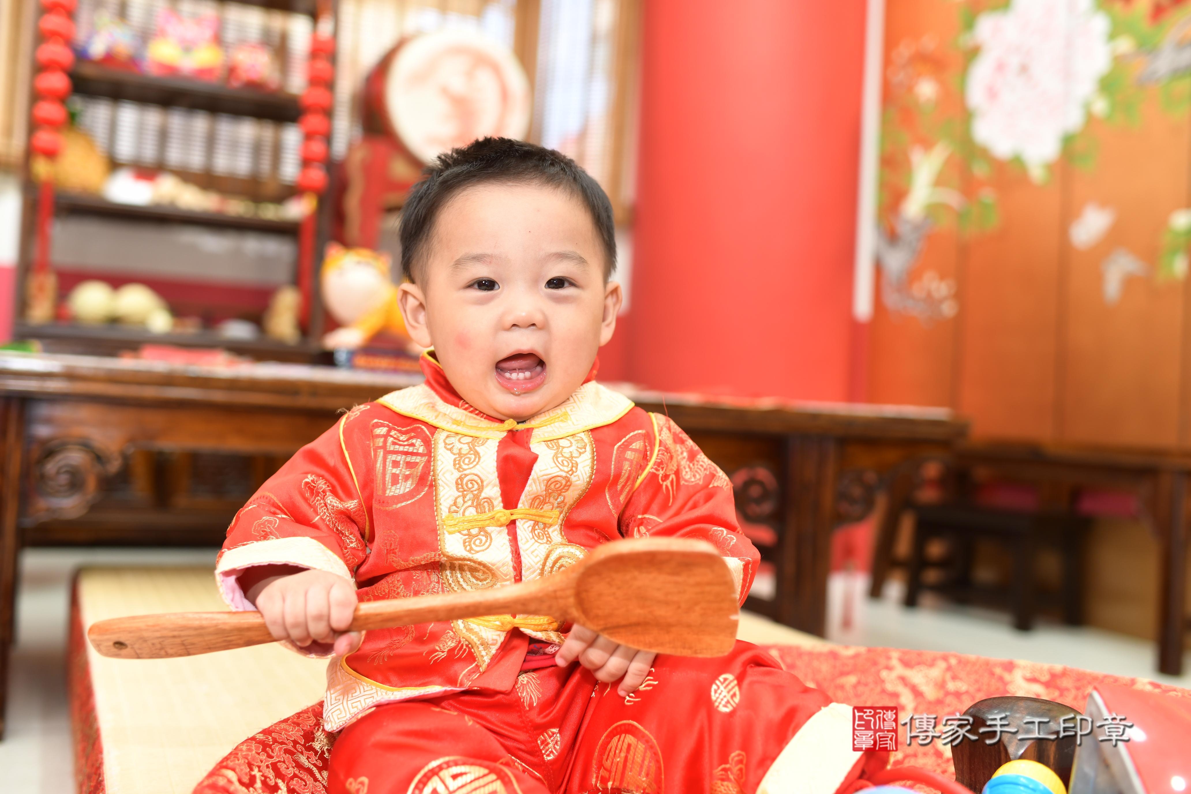 傳家手工印章高雄店、抓周、度脺、中國風會場、傳家嬰兒古禮、吉祥話、抓周道具物品24種、拍照。抓周證書。寶寶抓周、滿周歲、生日快樂、祝福 傳家手工印章高雄店、抓周、度脺、中國風會場、傳家嬰兒古禮、吉祥話、抓周道具物品24種、拍照。抓周證書。寶寶抓周、滿周歲、生日快樂、祝福