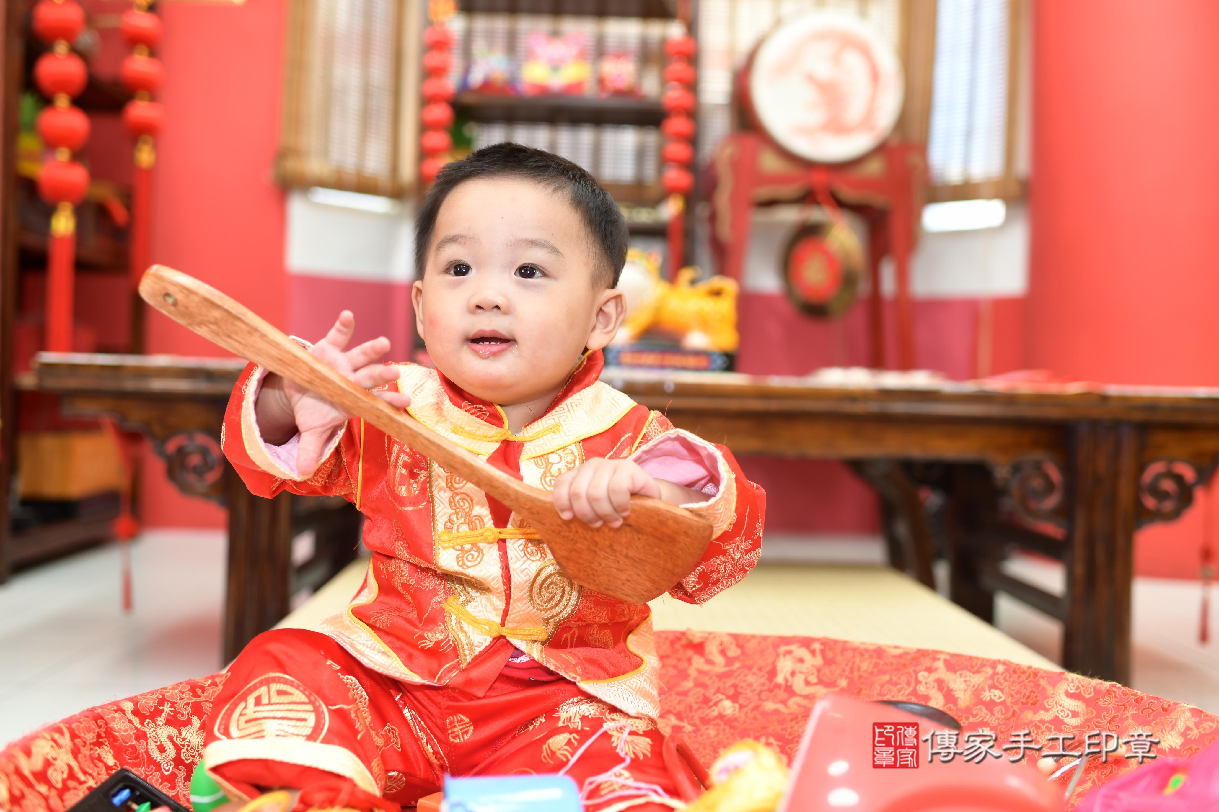 傳家手工印章高雄店、抓周、度脺、中國風會場、傳家嬰兒古禮、吉祥話、抓周道具物品24種、拍照。抓周證書。寶寶抓周、滿周歲、生日快樂、祝福 傳家手工印章高雄店、抓周、度脺、中國風會場、傳家嬰兒古禮、吉祥話、抓周道具物品24種、拍照。抓周證書。寶寶抓周、滿周歲、生日快樂、祝福