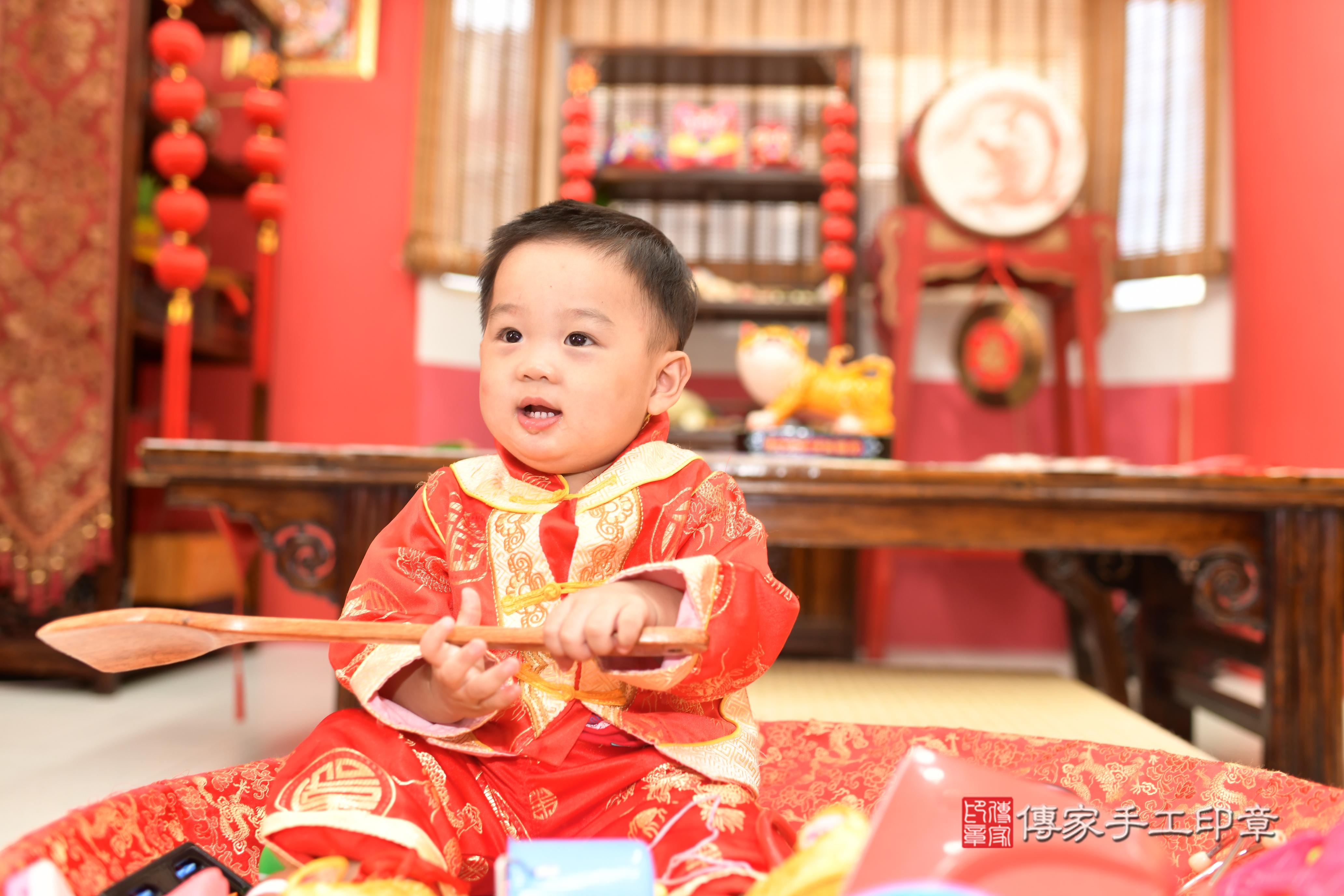 傳家手工印章高雄店、抓周、度脺、中國風會場、傳家嬰兒古禮、吉祥話、抓周道具物品24種、拍照。抓周證書。寶寶抓周、滿周歲、生日快樂、祝福 傳家手工印章高雄店、抓周、度脺、中國風會場、傳家嬰兒古禮、吉祥話、抓周道具物品24種、拍照。抓周證書。寶寶抓周、滿周歲、生日快樂、祝福