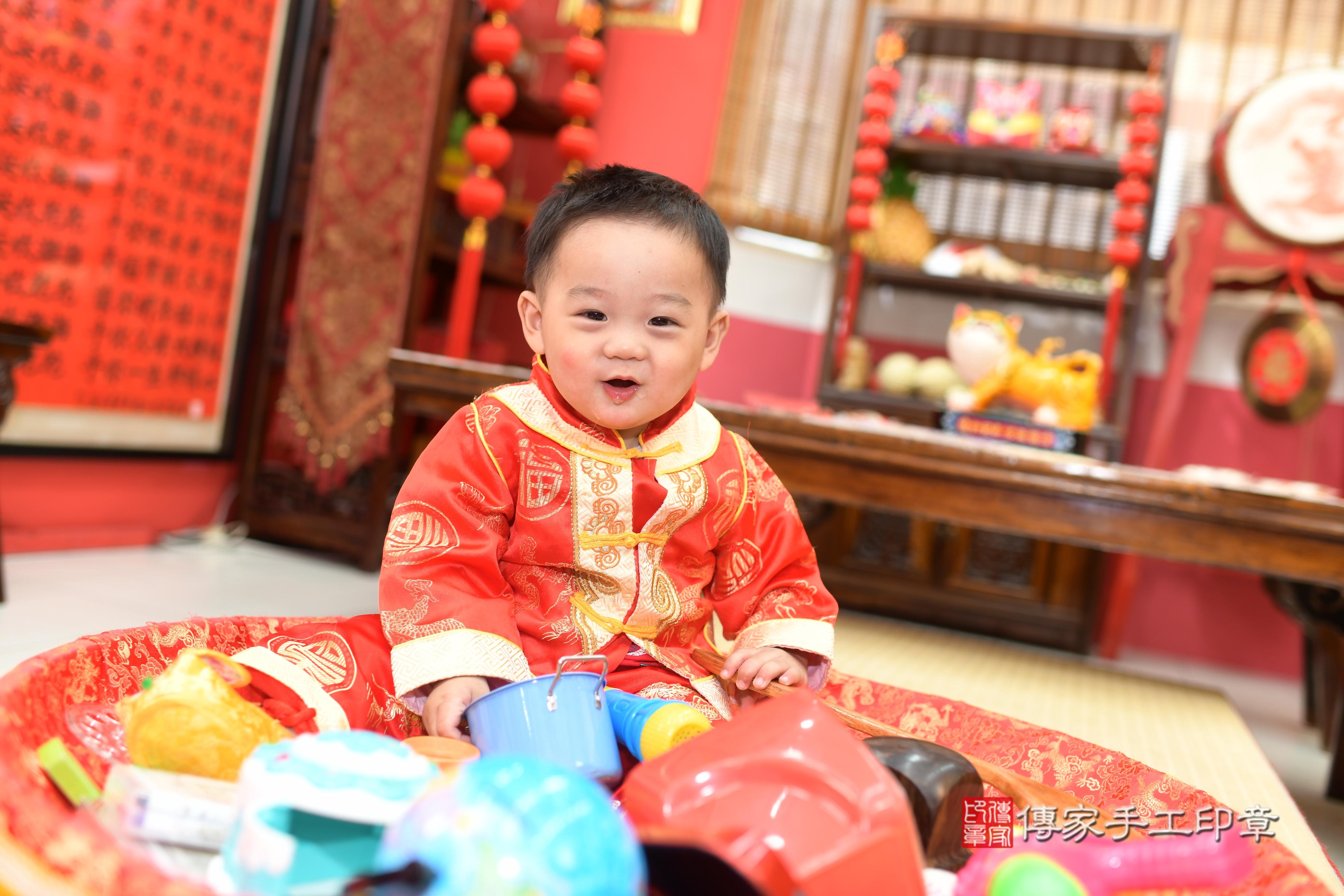 傳家手工印章高雄店、抓周、度脺、中國風會場、傳家嬰兒古禮、吉祥話、抓周道具物品24種、拍照。抓周證書。寶寶抓周、滿周歲、生日快樂、祝福 傳家手工印章高雄店、抓周、度脺、中國風會場、傳家嬰兒古禮、吉祥話、抓周道具物品24種、拍照。抓周證書。寶寶抓周、滿周歲、生日快樂、祝福