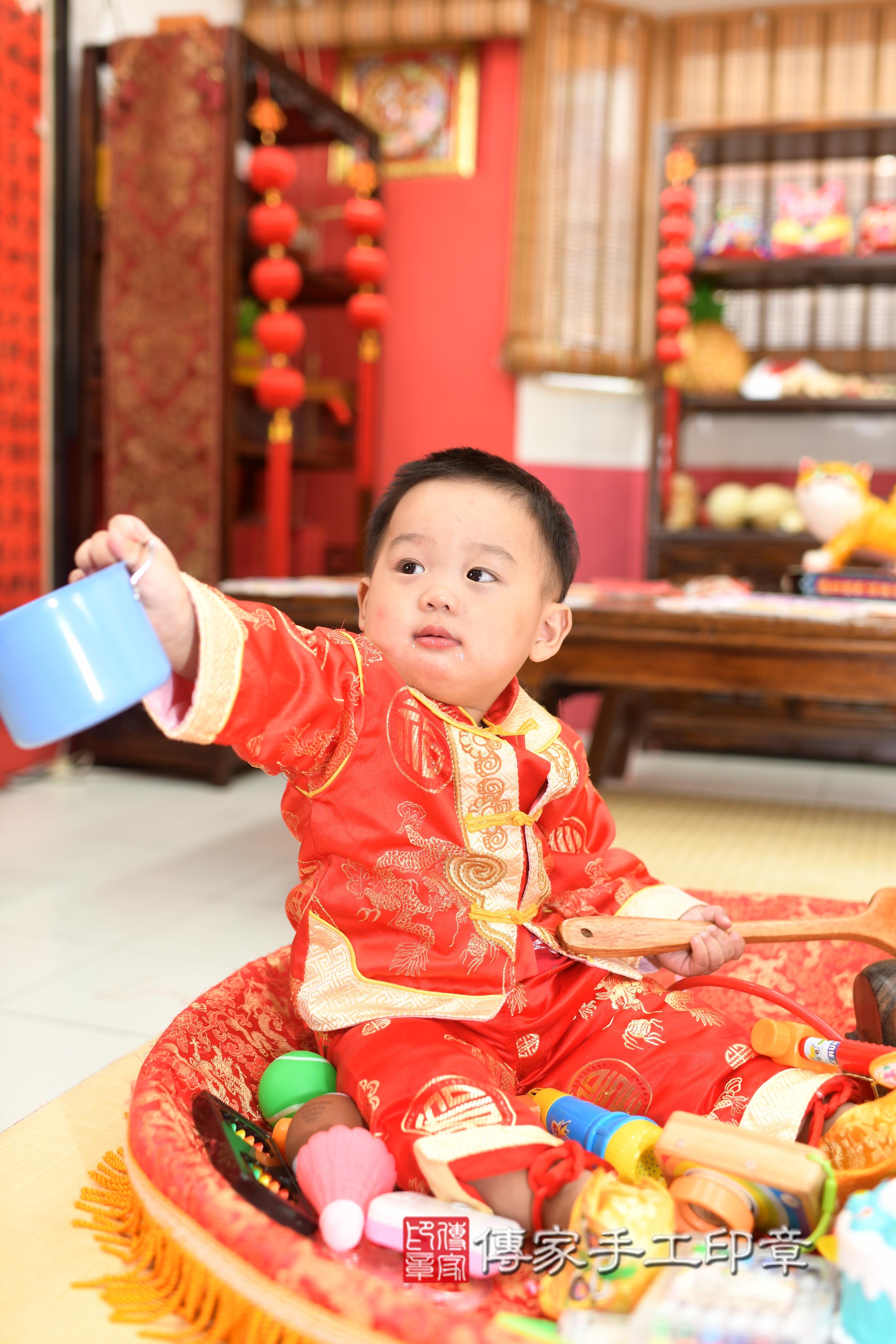 傳家手工印章高雄店、抓周、度脺、中國風會場、傳家嬰兒古禮、吉祥話、抓周道具物品24種、拍照。抓周證書。寶寶抓周、滿周歲、生日快樂、祝福 傳家手工印章高雄店、抓周、度脺、中國風會場、傳家嬰兒古禮、吉祥話、抓周道具物品24種、拍照。抓周證書。寶寶抓周、滿周歲、生日快樂、祝福