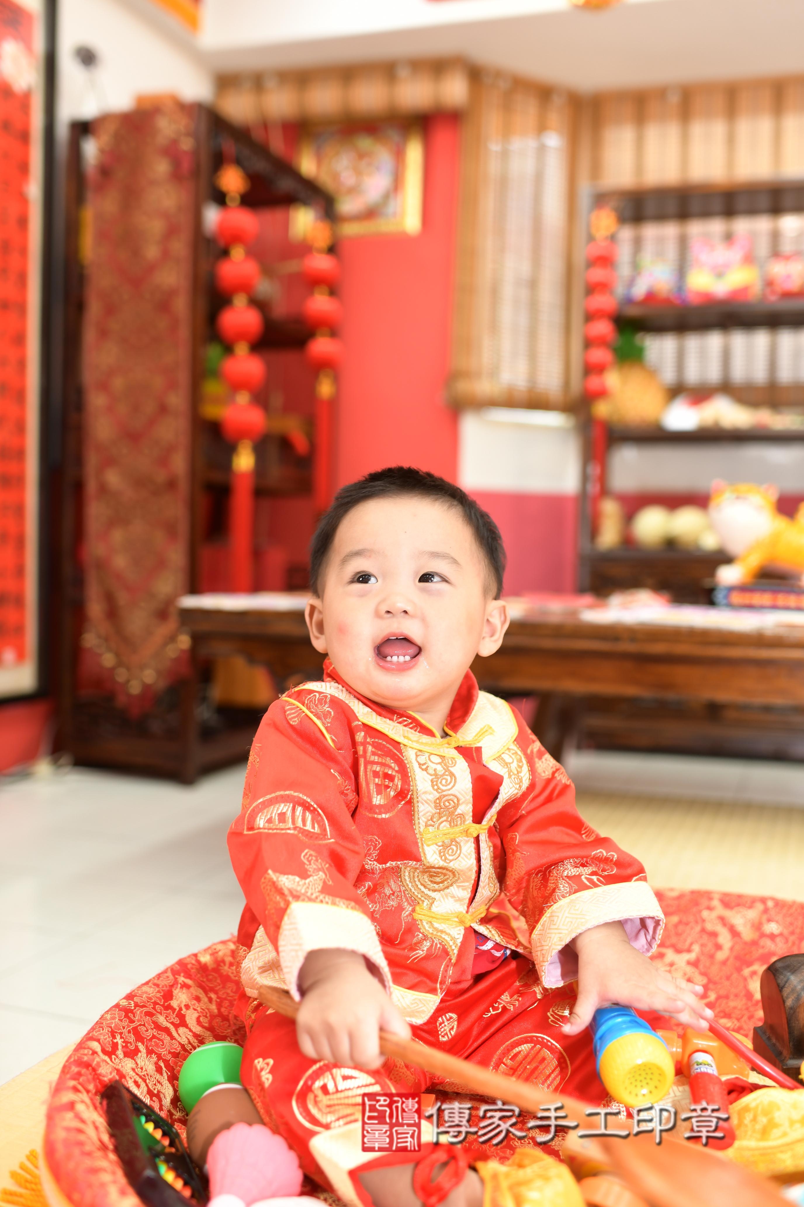 傳家手工印章高雄店、抓周、度脺、中國風會場、傳家嬰兒古禮、吉祥話、抓周道具物品24種、拍照。抓周證書。寶寶抓周、滿周歲、生日快樂、祝福 傳家手工印章高雄店、抓周、度脺、中國風會場、傳家嬰兒古禮、吉祥話、抓周道具物品24種、拍照。抓周證書。寶寶抓周、滿周歲、生日快樂、祝福