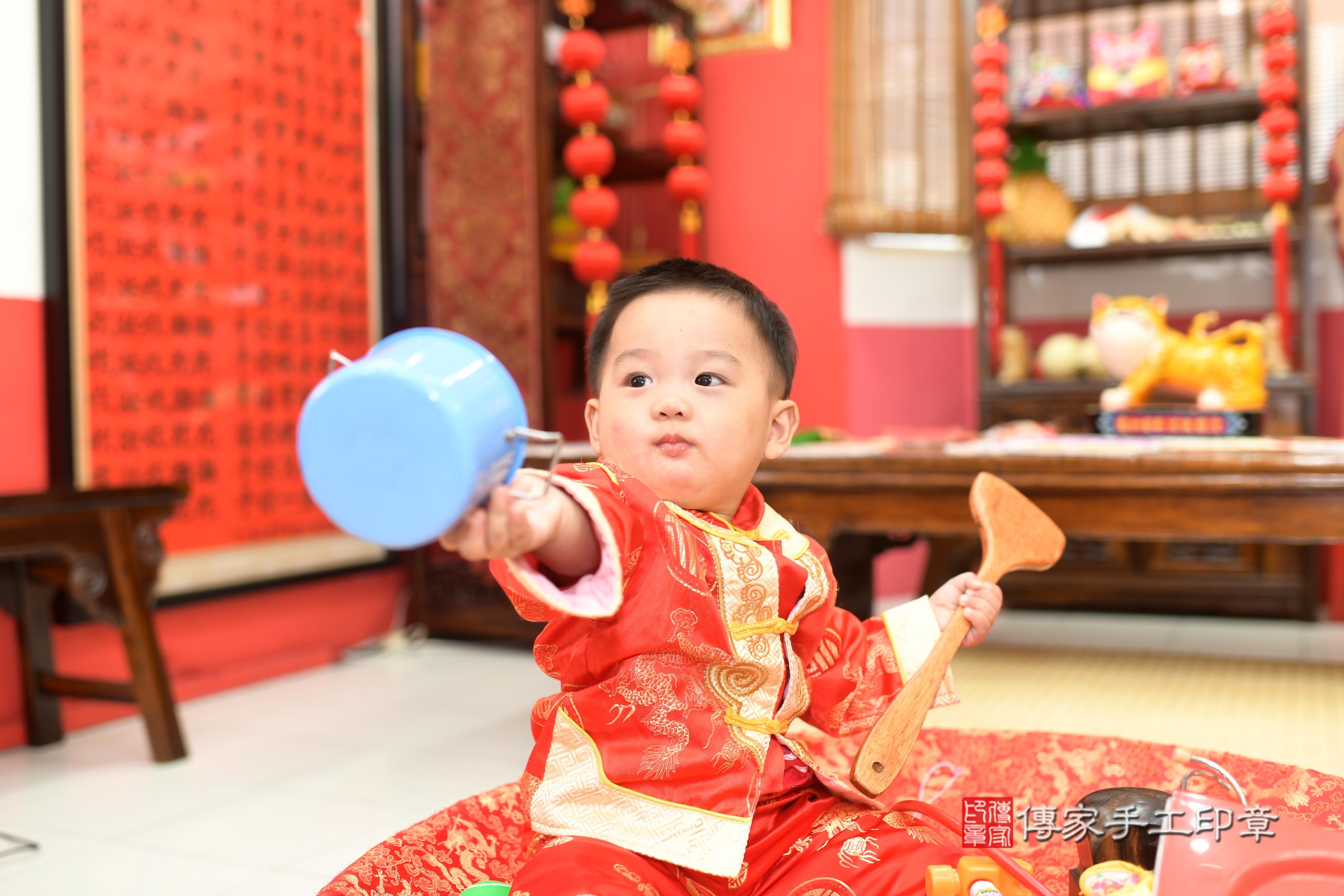 傳家手工印章高雄店、抓周、度脺、中國風會場、傳家嬰兒古禮、吉祥話、抓周道具物品24種、拍照。抓周證書。寶寶抓周、滿周歲、生日快樂、祝福 傳家手工印章高雄店、抓周、度脺、中國風會場、傳家嬰兒古禮、吉祥話、抓周道具物品24種、拍照。抓周證書。寶寶抓周、滿周歲、生日快樂、祝福