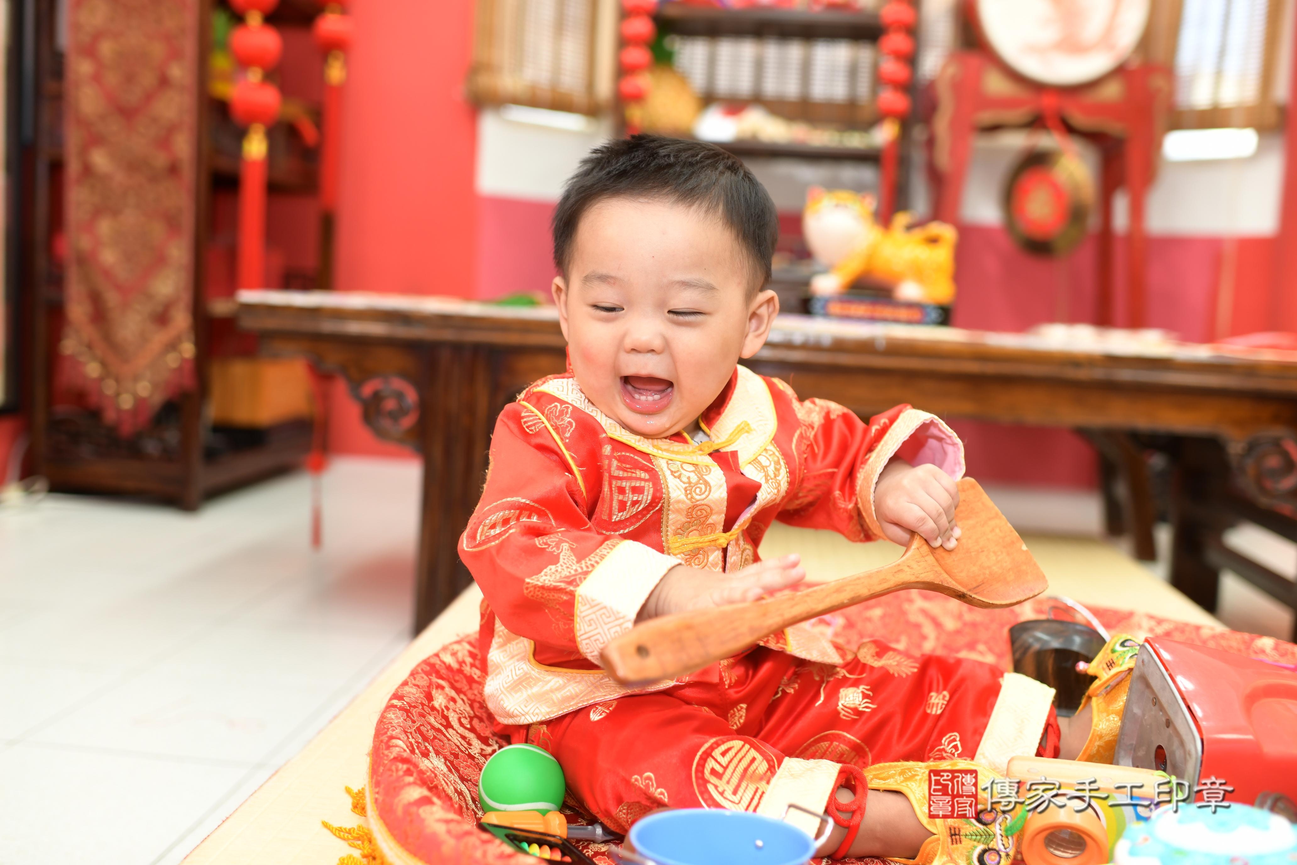 傳家手工印章高雄店、抓周、度脺、中國風會場、傳家嬰兒古禮、吉祥話、抓周道具物品24種、拍照。抓周證書。寶寶抓周、滿周歲、生日快樂、祝福 傳家手工印章高雄店、抓周、度脺、中國風會場、傳家嬰兒古禮、吉祥話、抓周道具物品24種、拍照。抓周證書。寶寶抓周、滿周歲、生日快樂、祝福