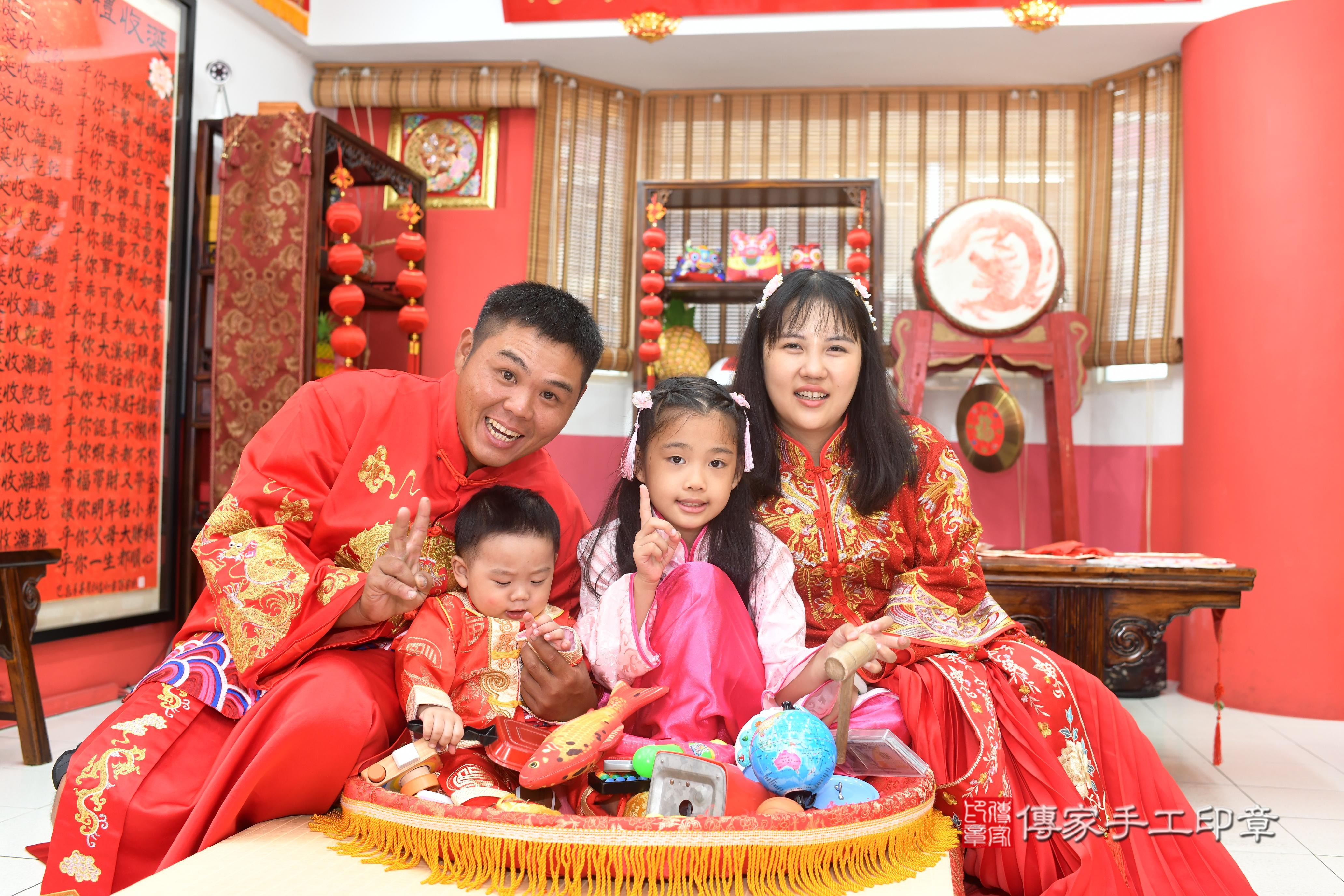 傳家手工印章高雄店、抓周、度脺、中國風會場、傳家嬰兒古禮、吉祥話、抓周道具物品24種、拍照。抓周證書。寶寶抓周、滿周歲、生日快樂、祝福 傳家手工印章高雄店、抓周、度脺、中國風會場、傳家嬰兒古禮、吉祥話、抓周道具物品24種、拍照。抓周證書。寶寶抓周、滿周歲、生日快樂、祝福