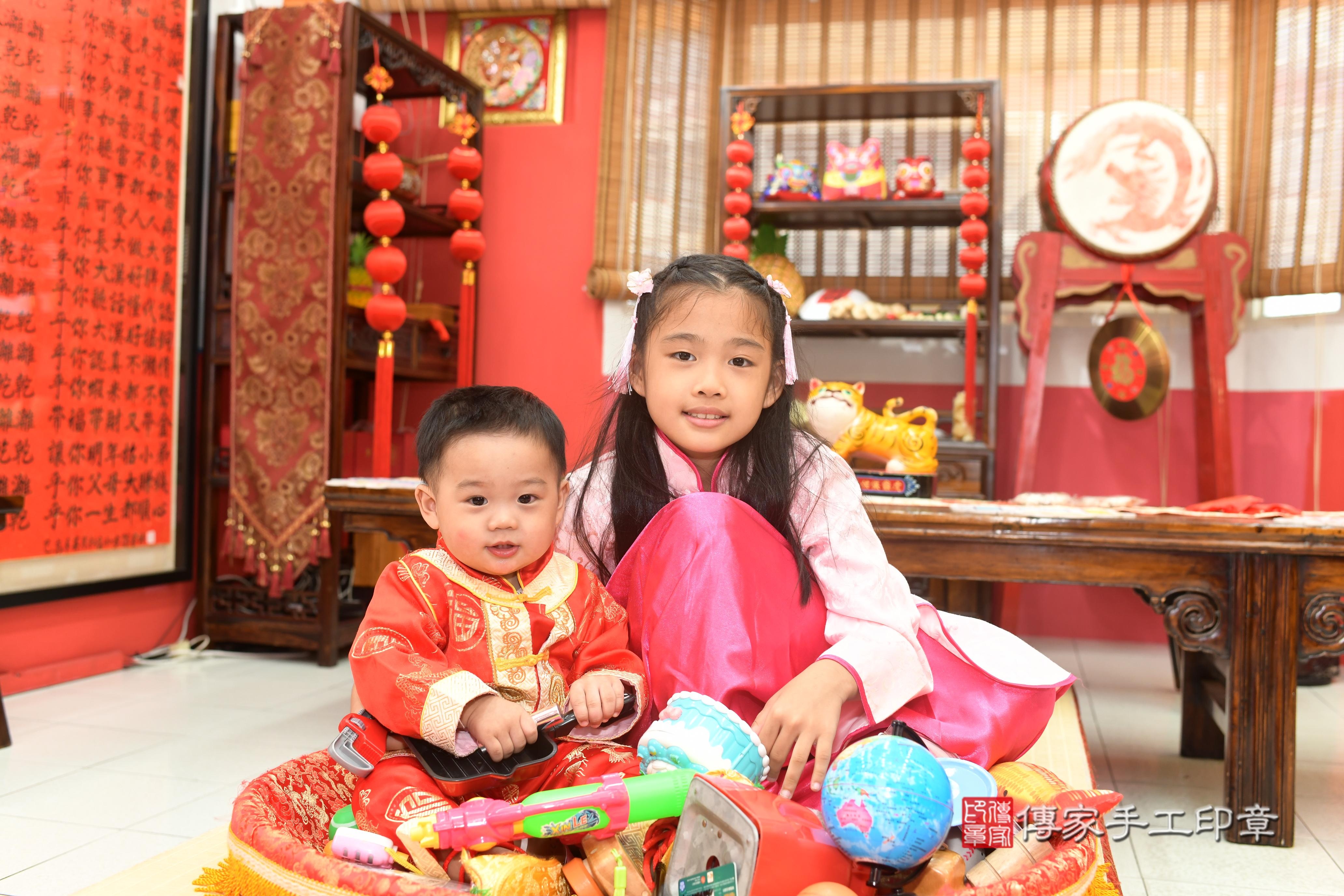 傳家手工印章高雄店、抓周、度脺、中國風會場、傳家嬰兒古禮、吉祥話、抓周道具物品24種、拍照。抓周證書。寶寶抓周、滿周歲、生日快樂、祝福 傳家手工印章高雄店、抓周、度脺、中國風會場、傳家嬰兒古禮、吉祥話、抓周道具物品24種、拍照。抓周證書。寶寶抓周、滿周歲、生日快樂、祝福