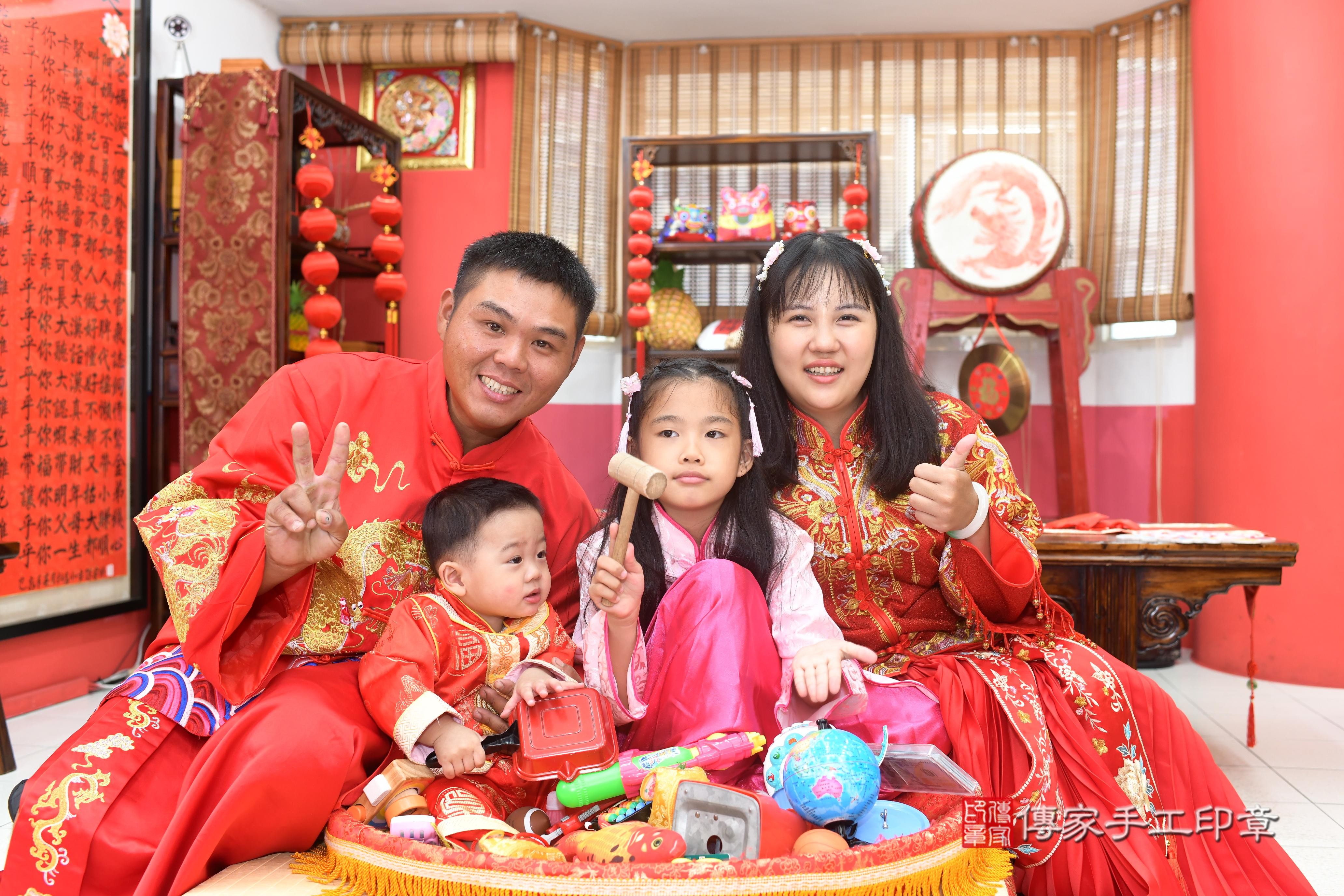 傳家手工印章高雄店、抓周、度脺、中國風會場、傳家嬰兒古禮、吉祥話、抓周道具物品24種、拍照。抓周證書。寶寶抓周、滿周歲、生日快樂、祝福 傳家手工印章高雄店、抓周、度脺、中國風會場、傳家嬰兒古禮、吉祥話、抓周道具物品24種、拍照。抓周證書。寶寶抓周、滿周歲、生日快樂、祝福