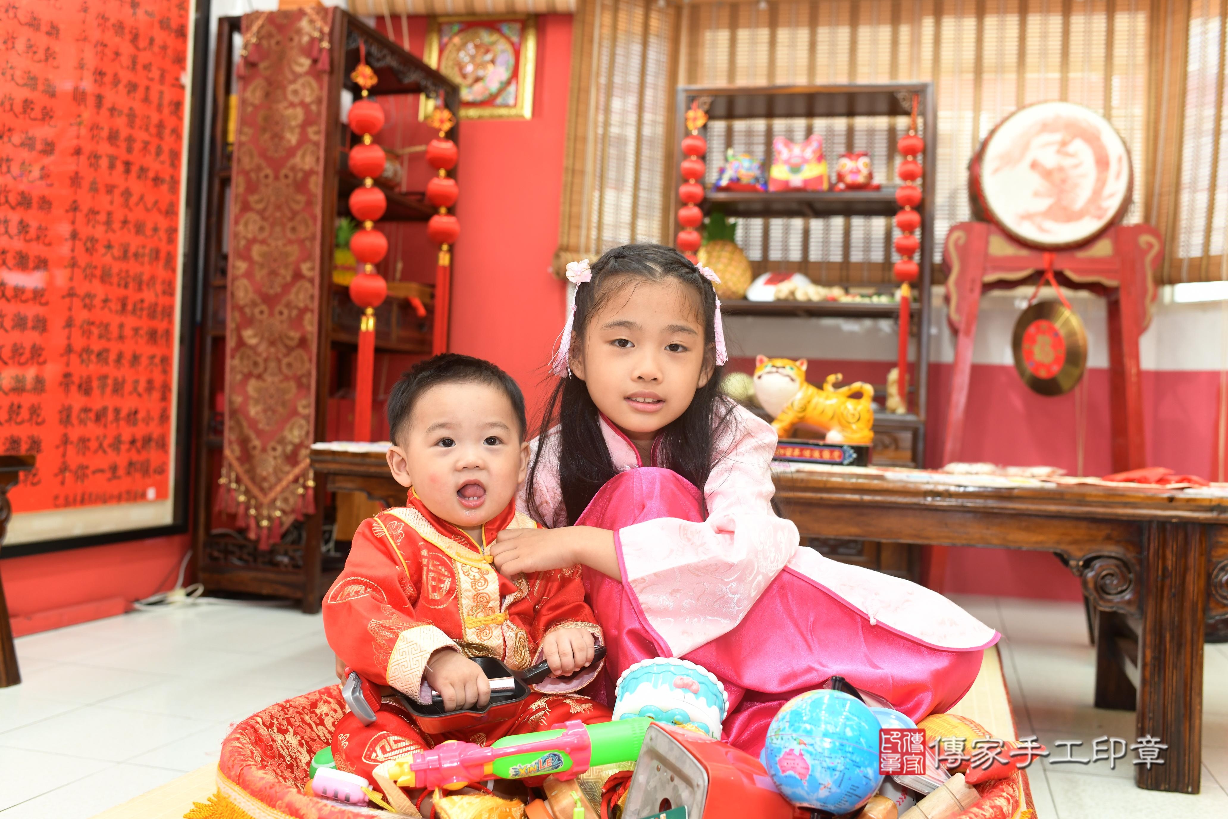 傳家手工印章高雄店、抓周、度脺、中國風會場、傳家嬰兒古禮、吉祥話、抓周道具物品24種、拍照。抓周證書。寶寶抓周、滿周歲、生日快樂、祝福 傳家手工印章高雄店、抓周、度脺、中國風會場、傳家嬰兒古禮、吉祥話、抓周道具物品24種、拍照。抓周證書。寶寶抓周、滿周歲、生日快樂、祝福